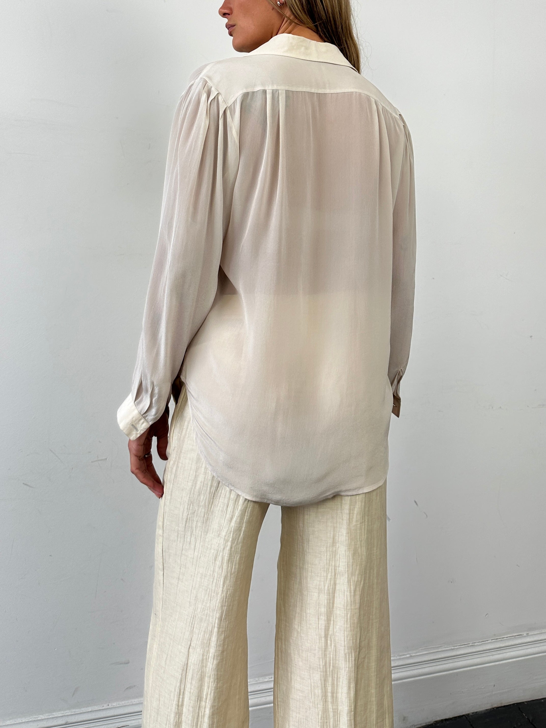 Vintage Italian vintage silk pleated shirt with concealed placket, size M, showcasing elegant fabric and classic design.