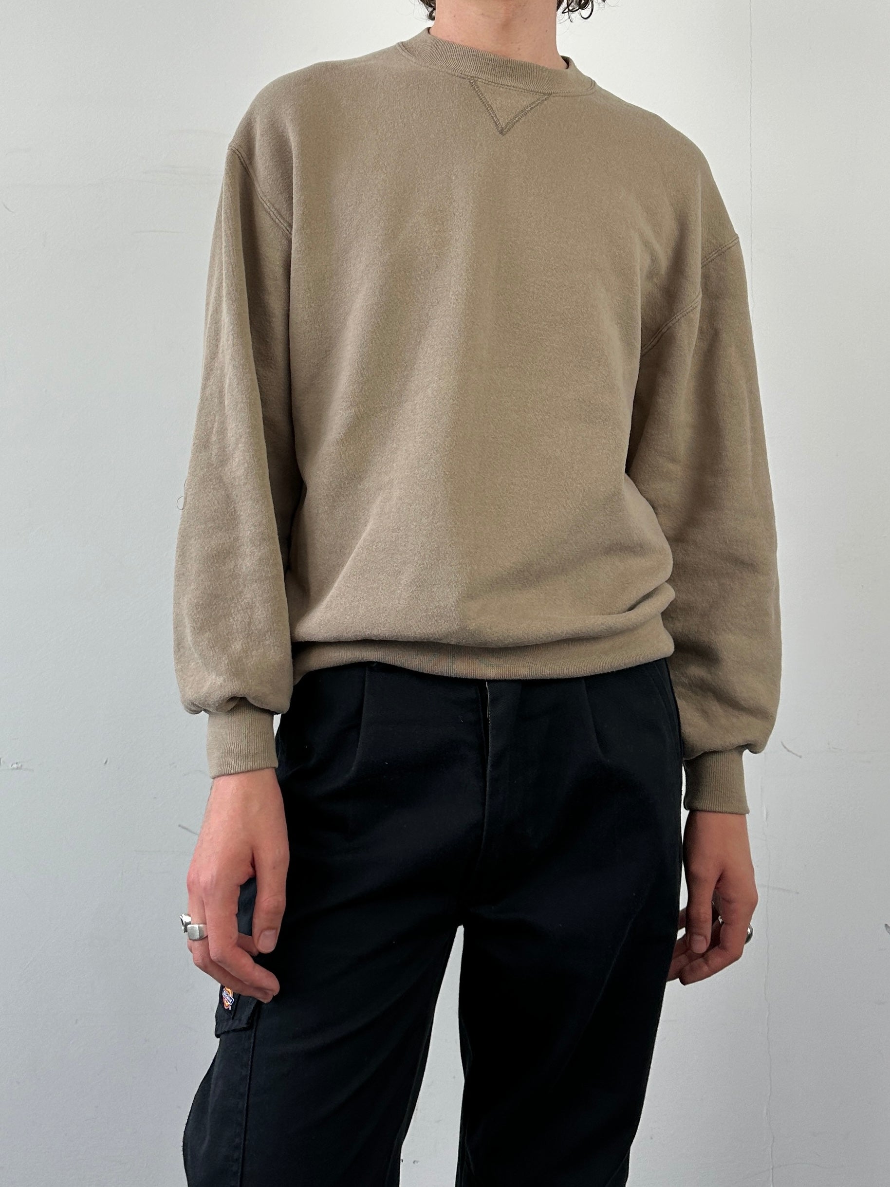 Vintage cotton sweatshirt shirt in size M/L, featuring a relaxed fit and classic vintage style with soft fabric and casual design.
