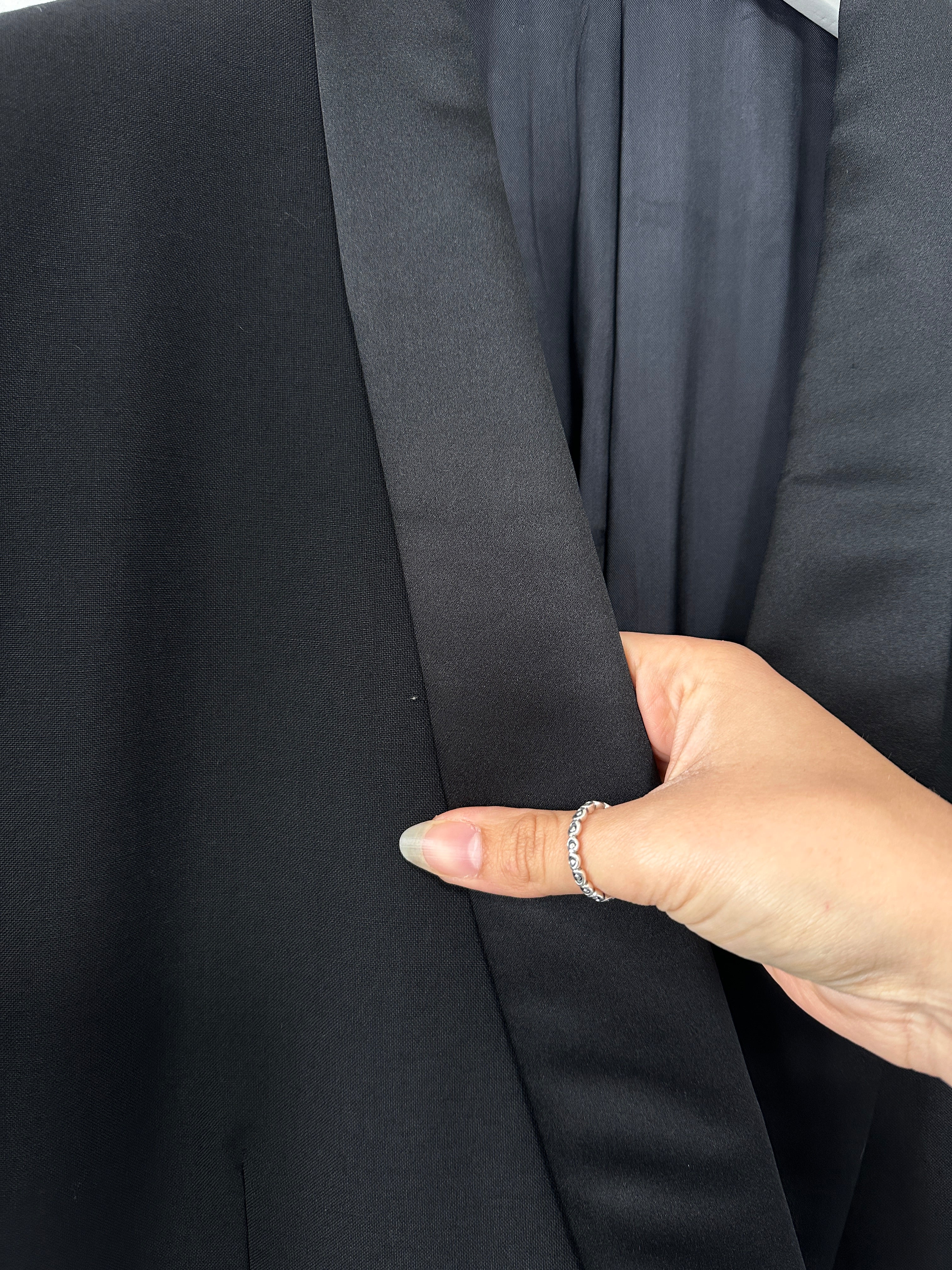 Italian vintage pure wool blazer in tuxedo style, XL/XXL size, featuring classic design and refined tailoring.