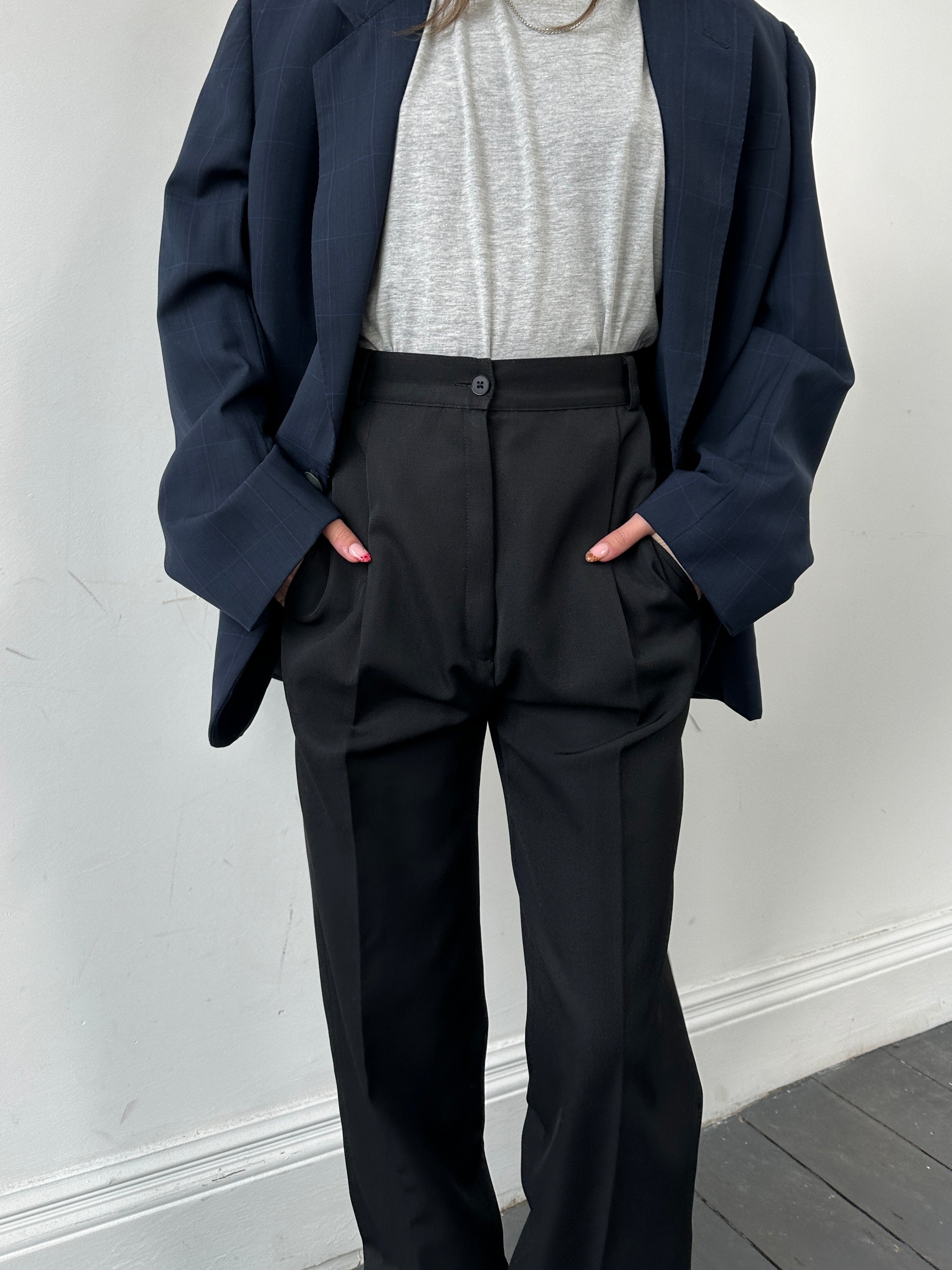 Luisa Spagnoli wool tapered leg tailored trousers in W26, showcasing a sophisticated fit and classic design.