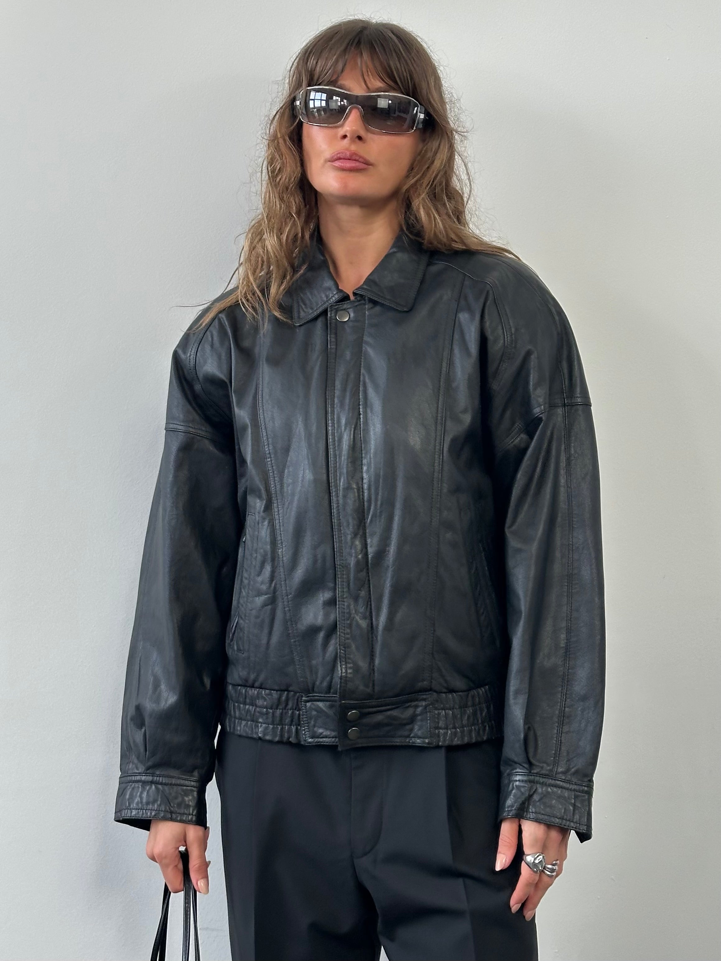 Vintage 1990s leather bomber jacket in size M, featuring classic design and authentic leather material.