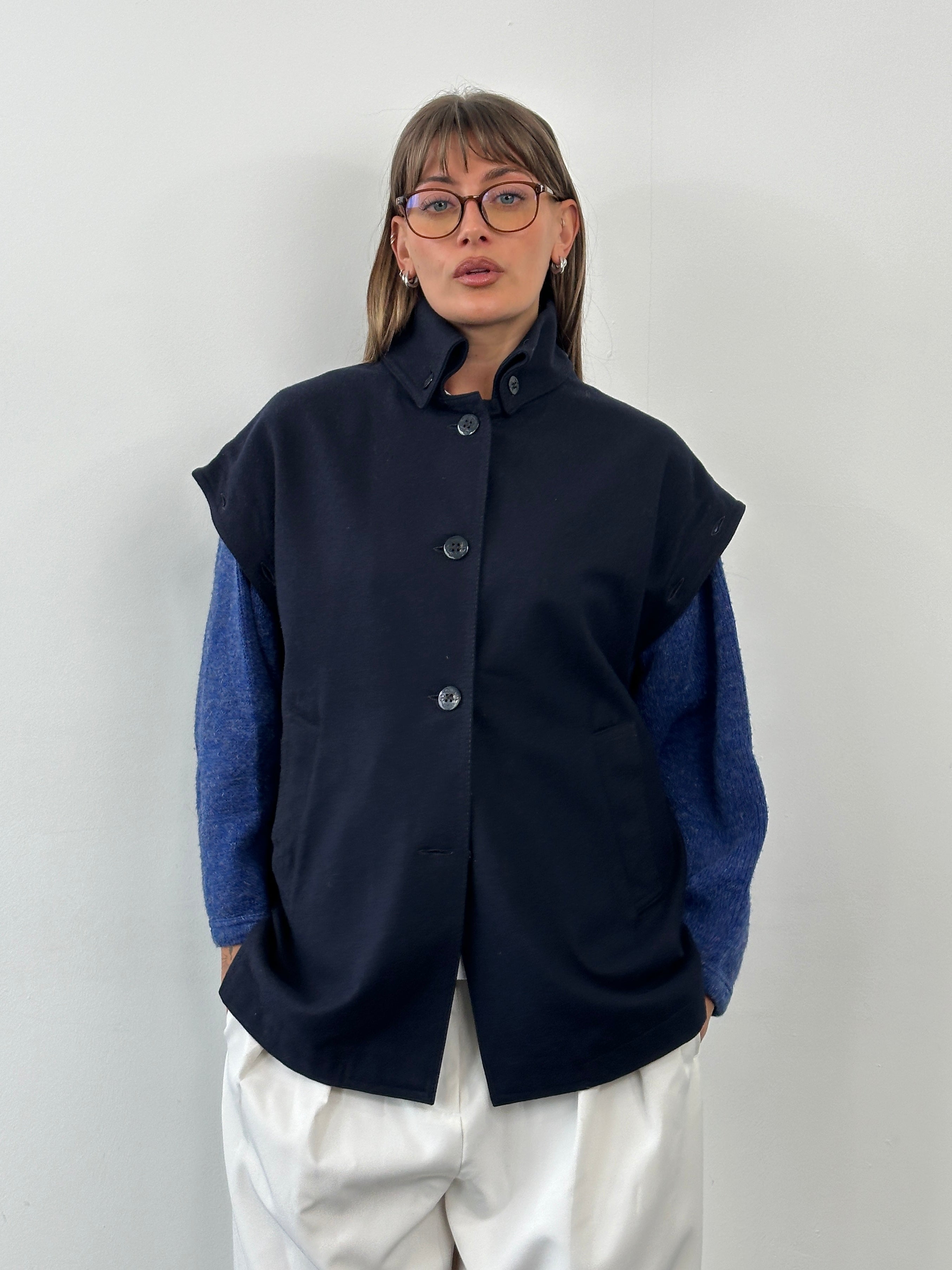 Vintage Italian 1990s wool jacket with detachable sleeves, in size L/XL, featuring classic vintage style and textured fabric.