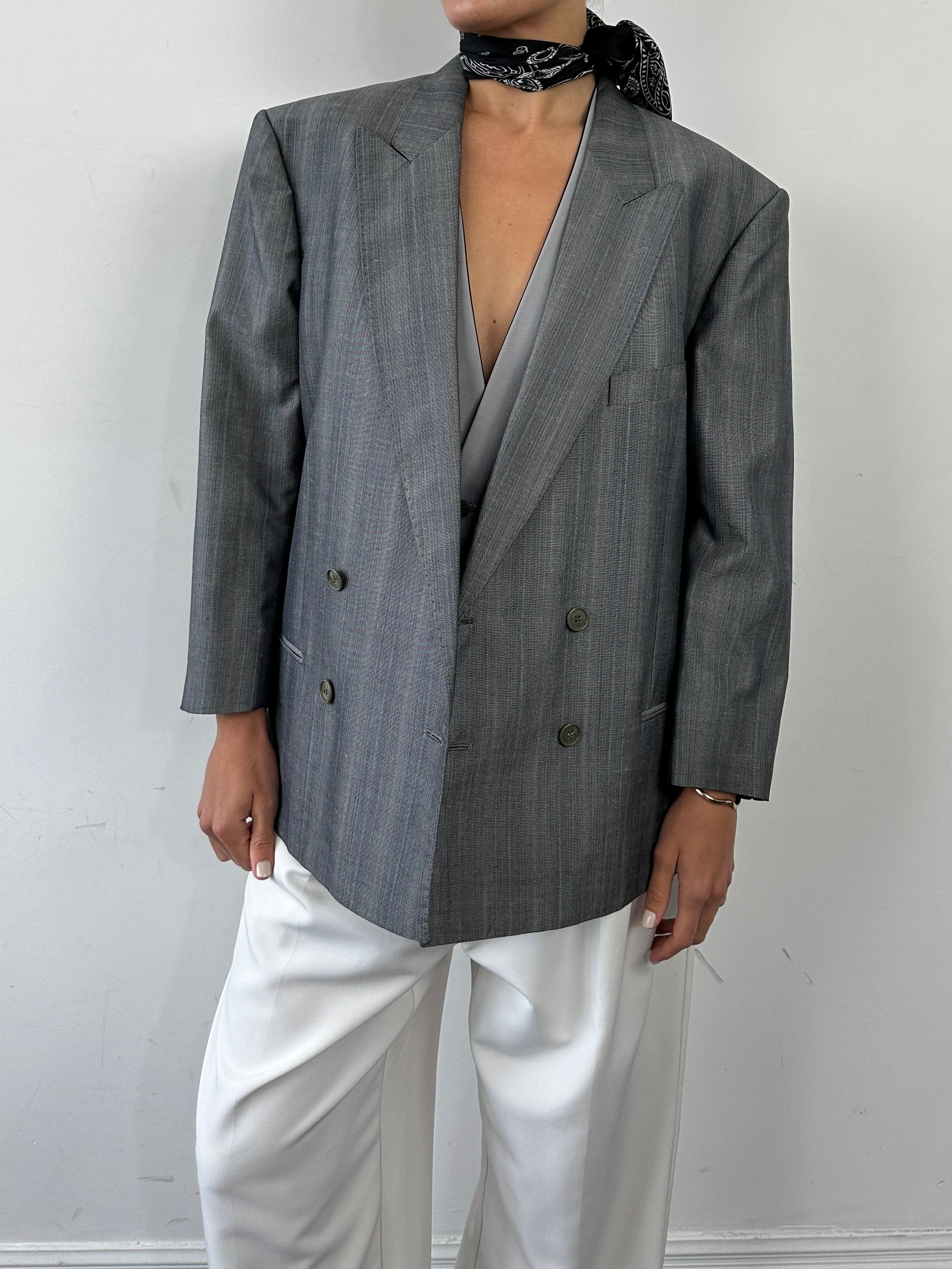 Vintage Italian vintage boxy wool double-breasted blazer in size L/XL, featuring classic tailored design and textured fabric.
