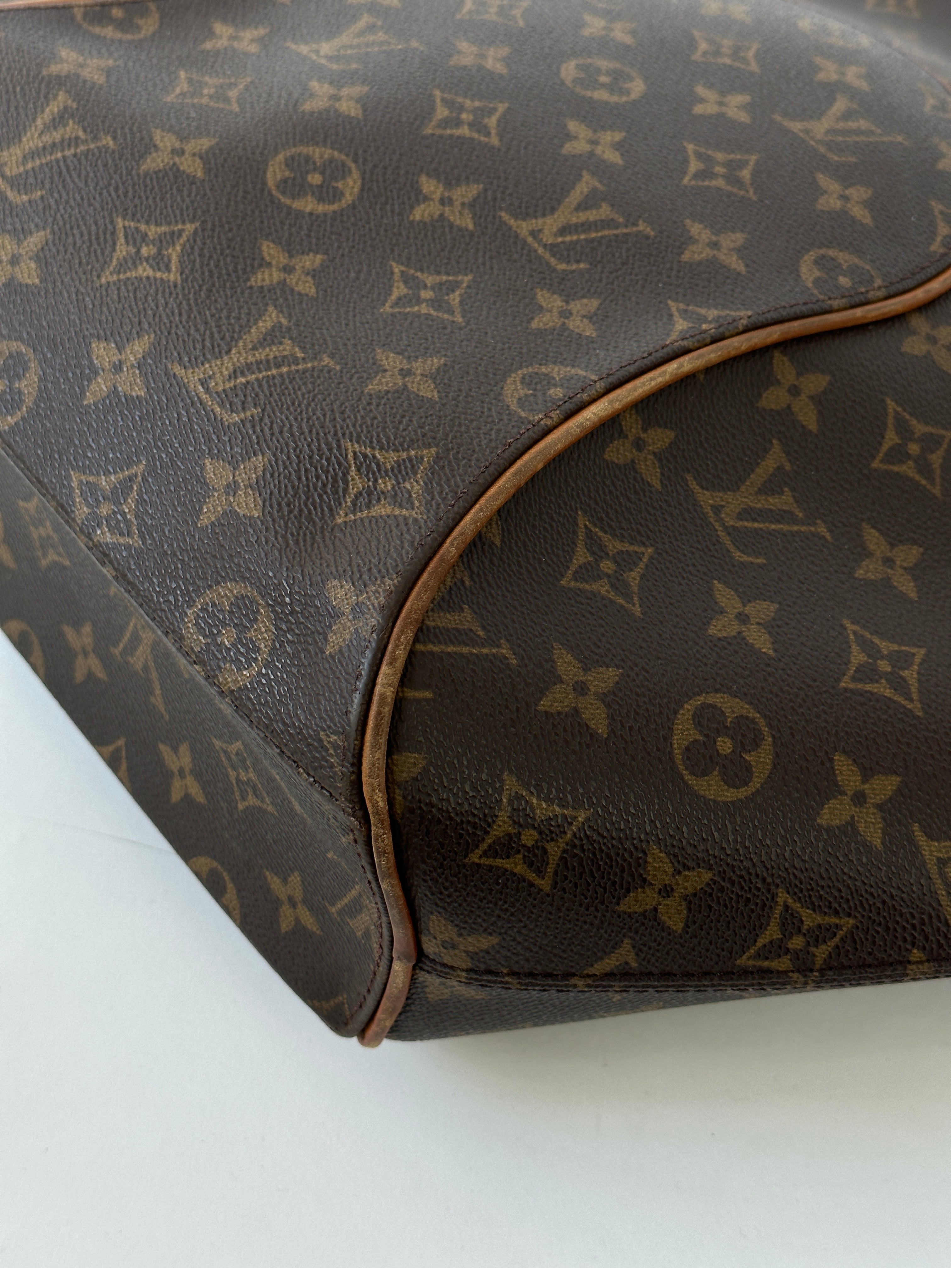 Louis Vuitton 1997 Ellipse Shoulder Bag with monogram canvas, leather trim, and adjustable shoulder strap.