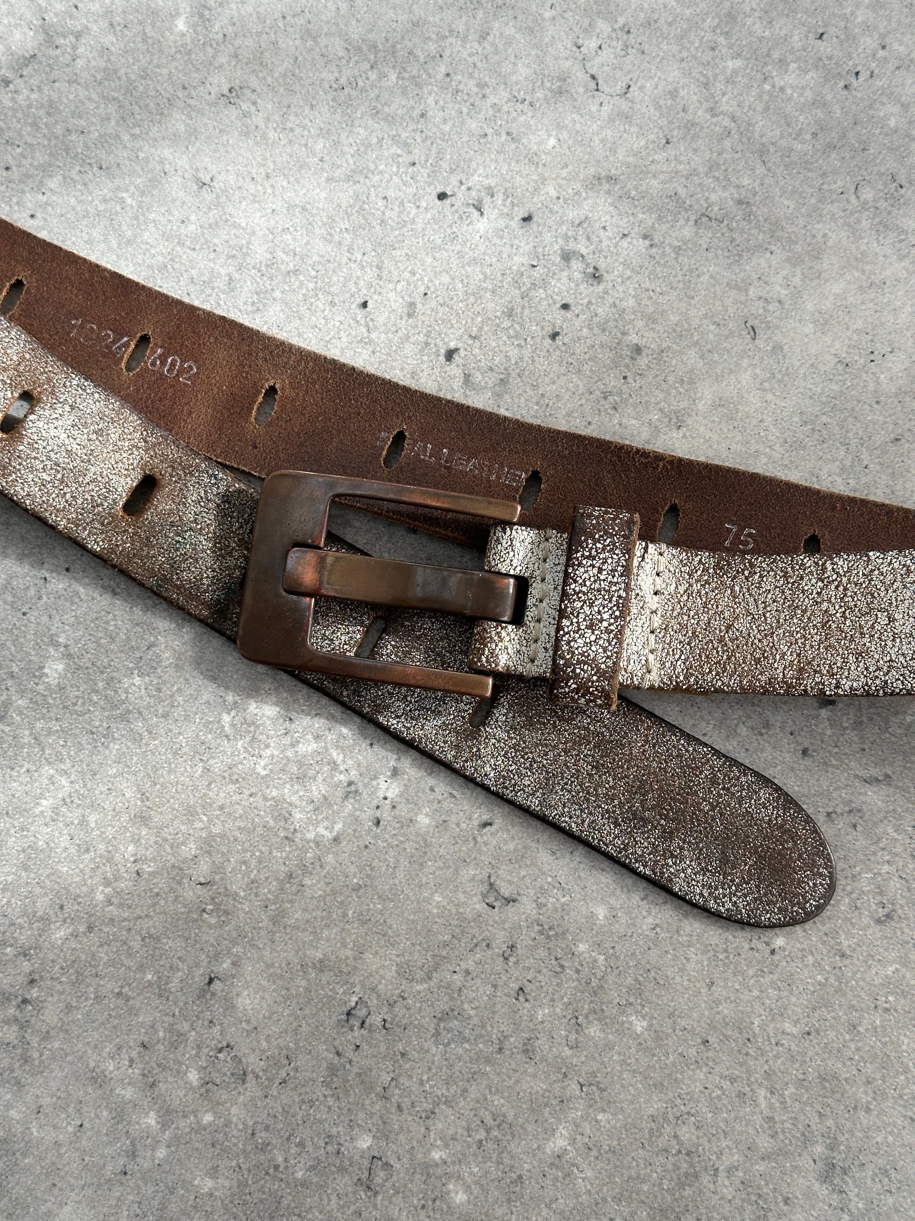 Vintage distressed leather belt with antique finish, adjustable W24-33, classic 1980s style, made by Vintage.