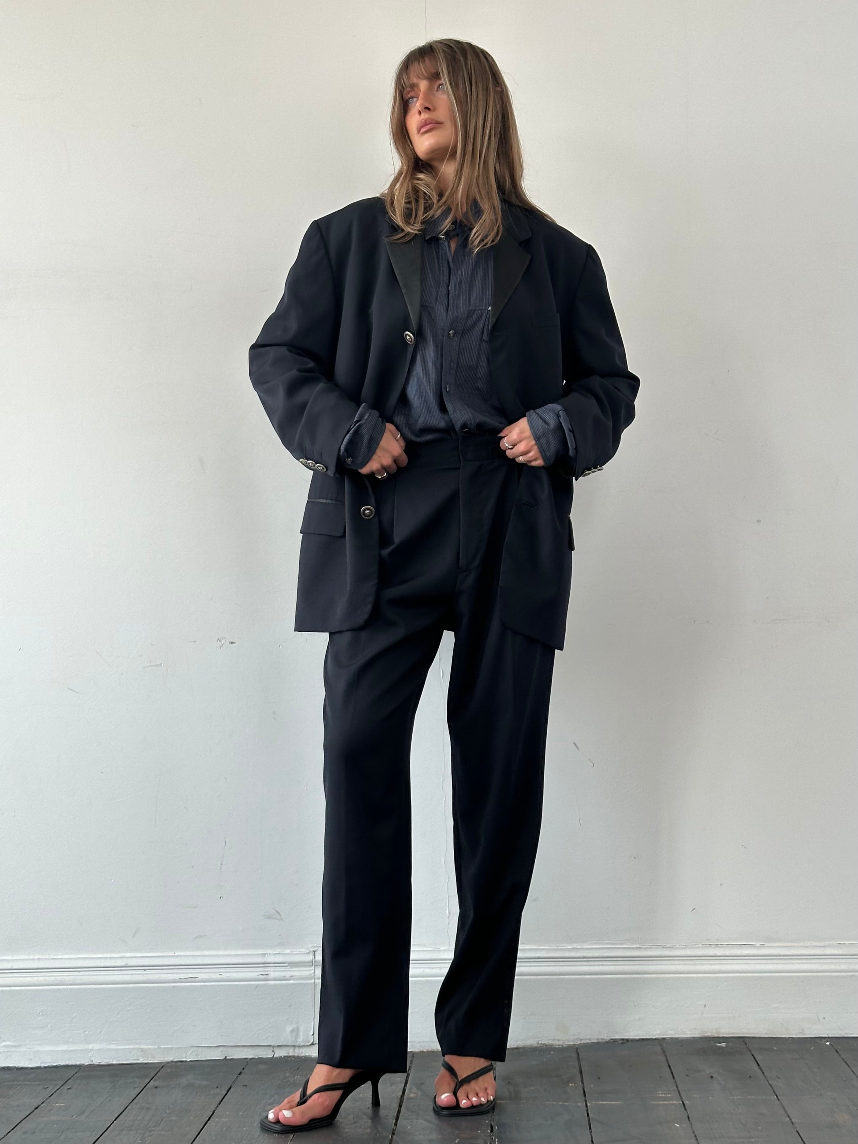 Versace Versus pure wool Medusa tuxedo suit jacket in size 40R/W32, featuring classic tailored design and Medusa accents.