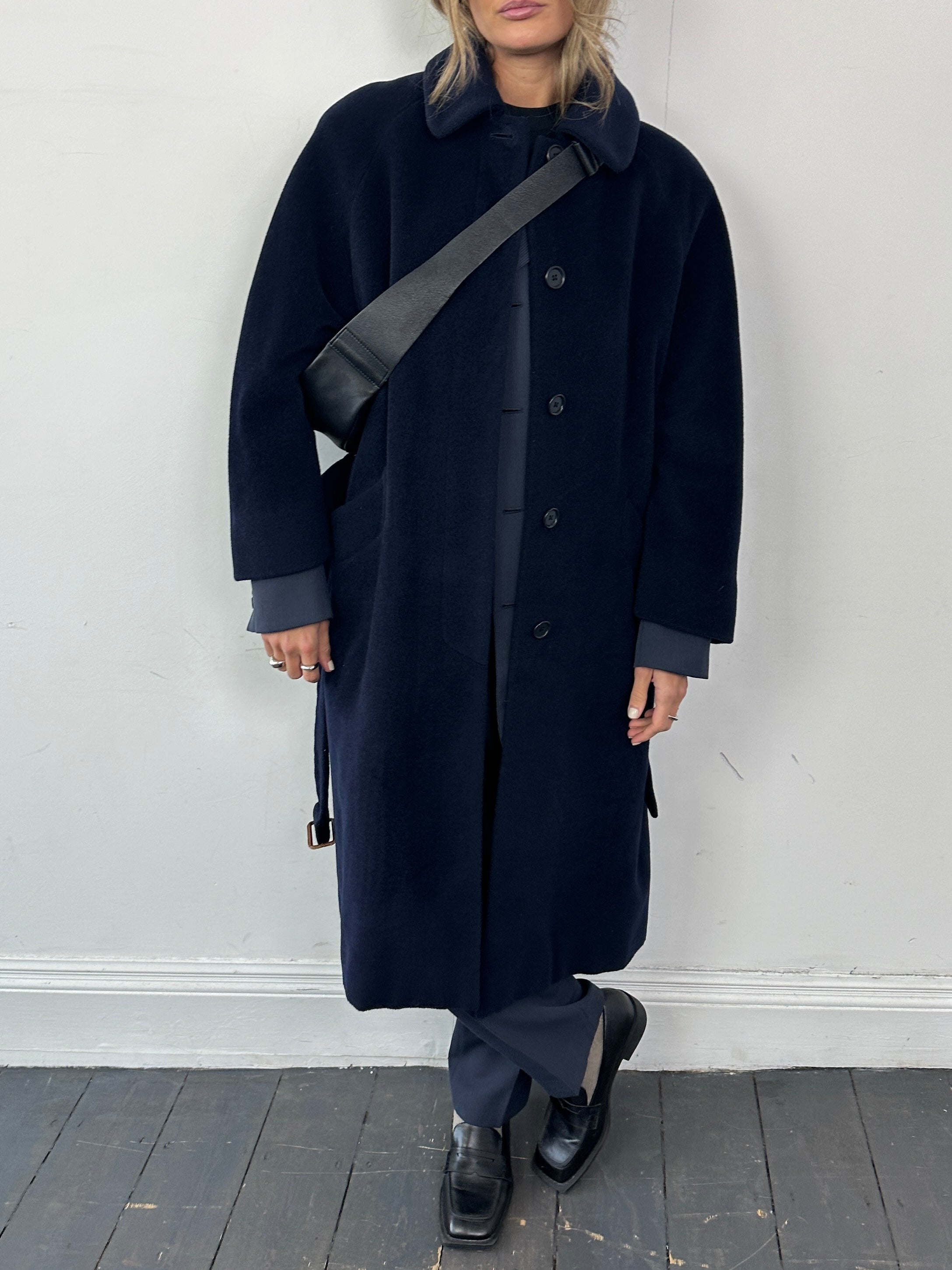 Vintage wool belted coat with concealed placket, single-breasted design in size L, crafted for a classic, timeless look.