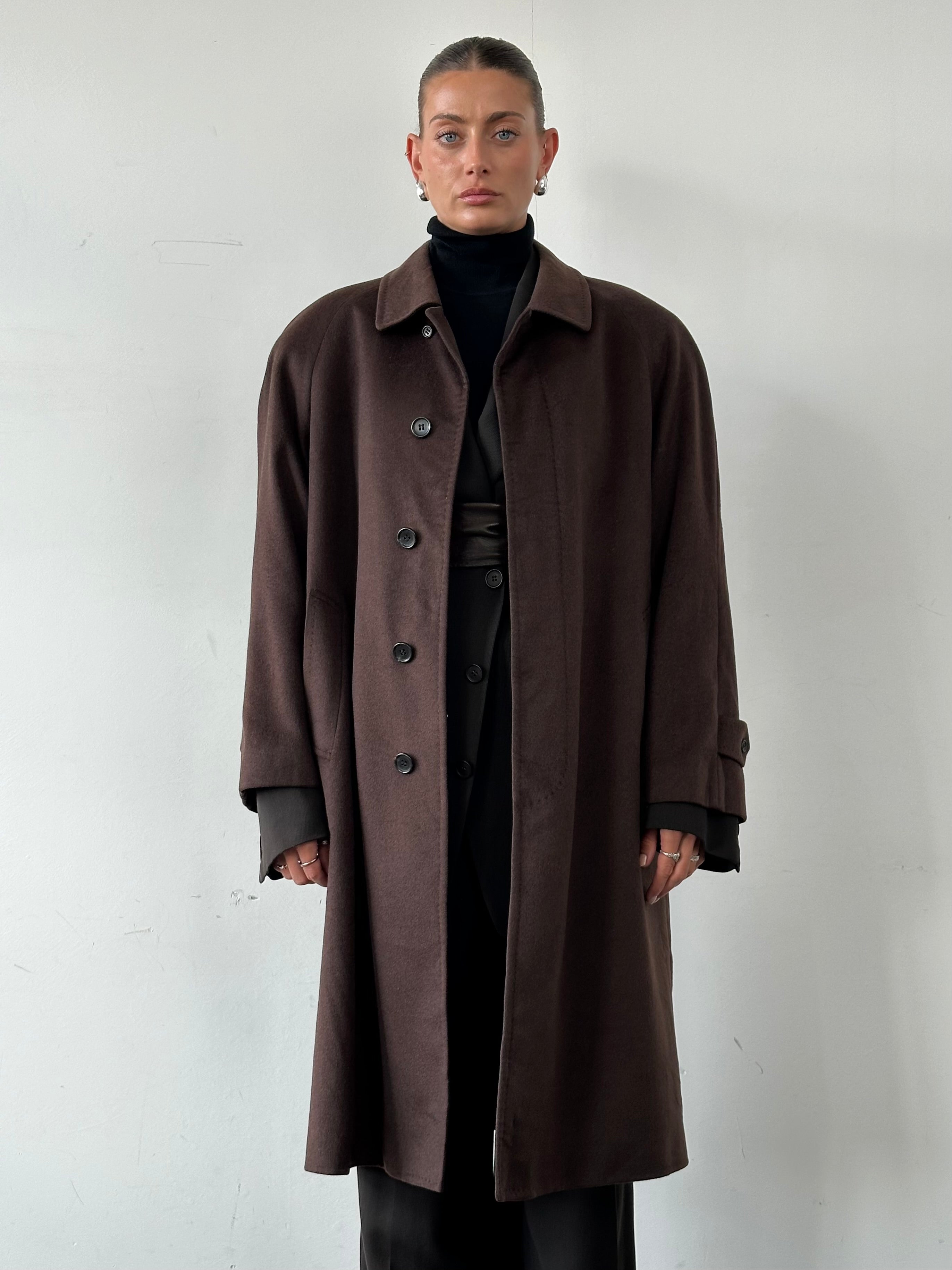 Balmain Pierre Balmain 80s pure cashmere coat in XL, stylish long coat with a classic design and luxurious texture.