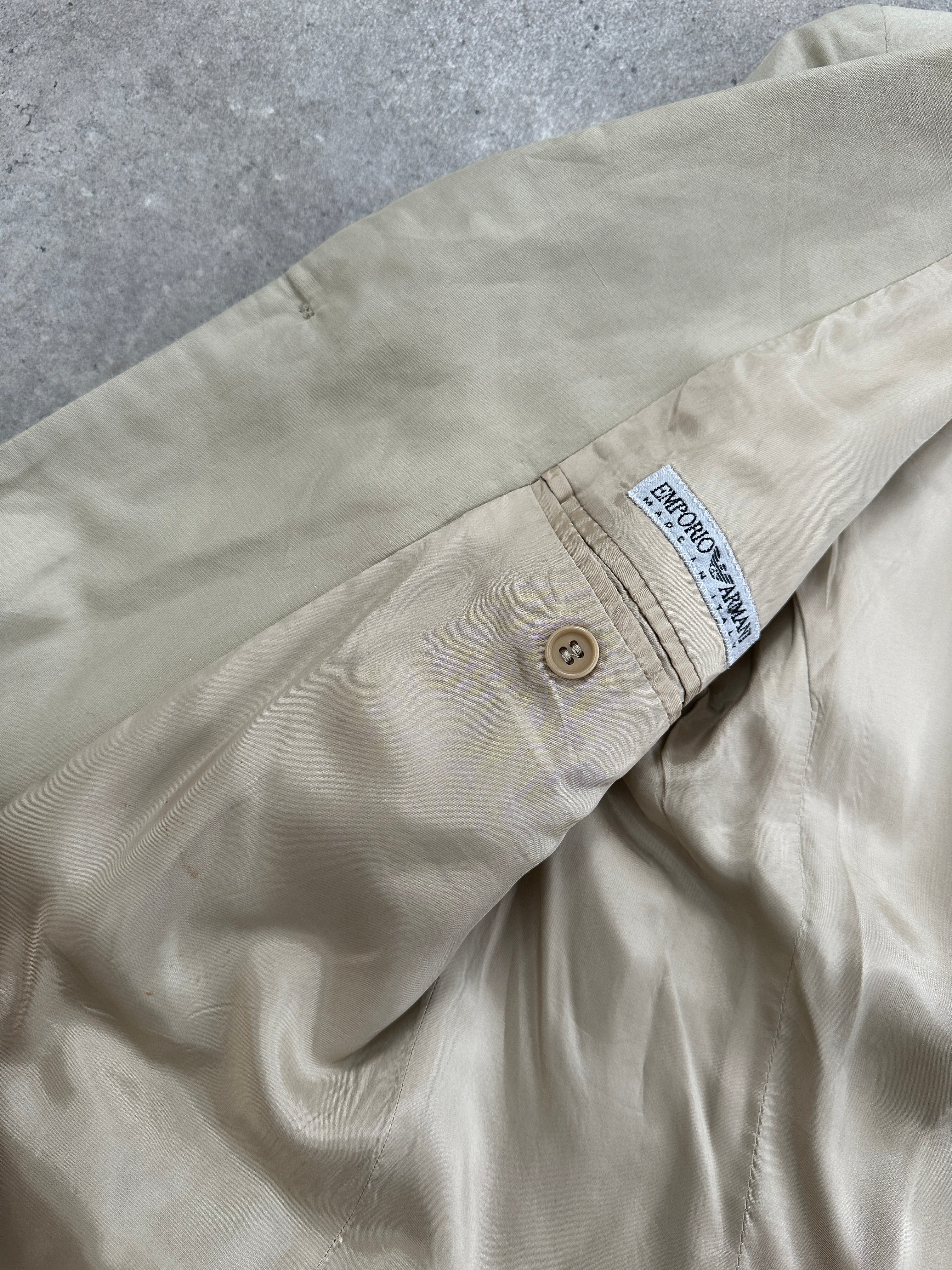 Emporio Armani linen single-breasted blazer in size 40R/L, tailored fit with classic lapel and stylish design.