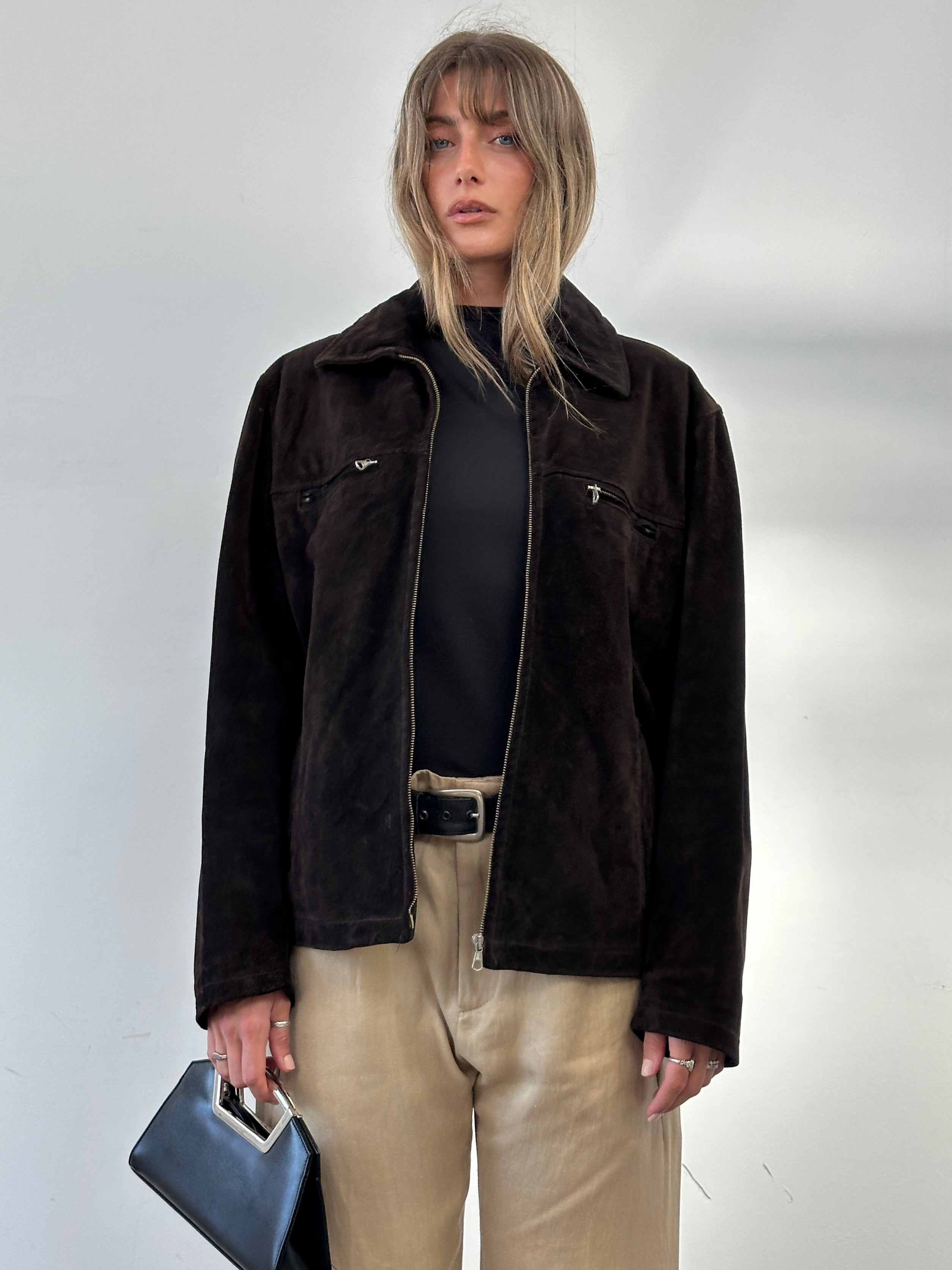Vintage boxy suede jacket in M/L size, featuring a classic design with a soft suede texture and tailored fit.