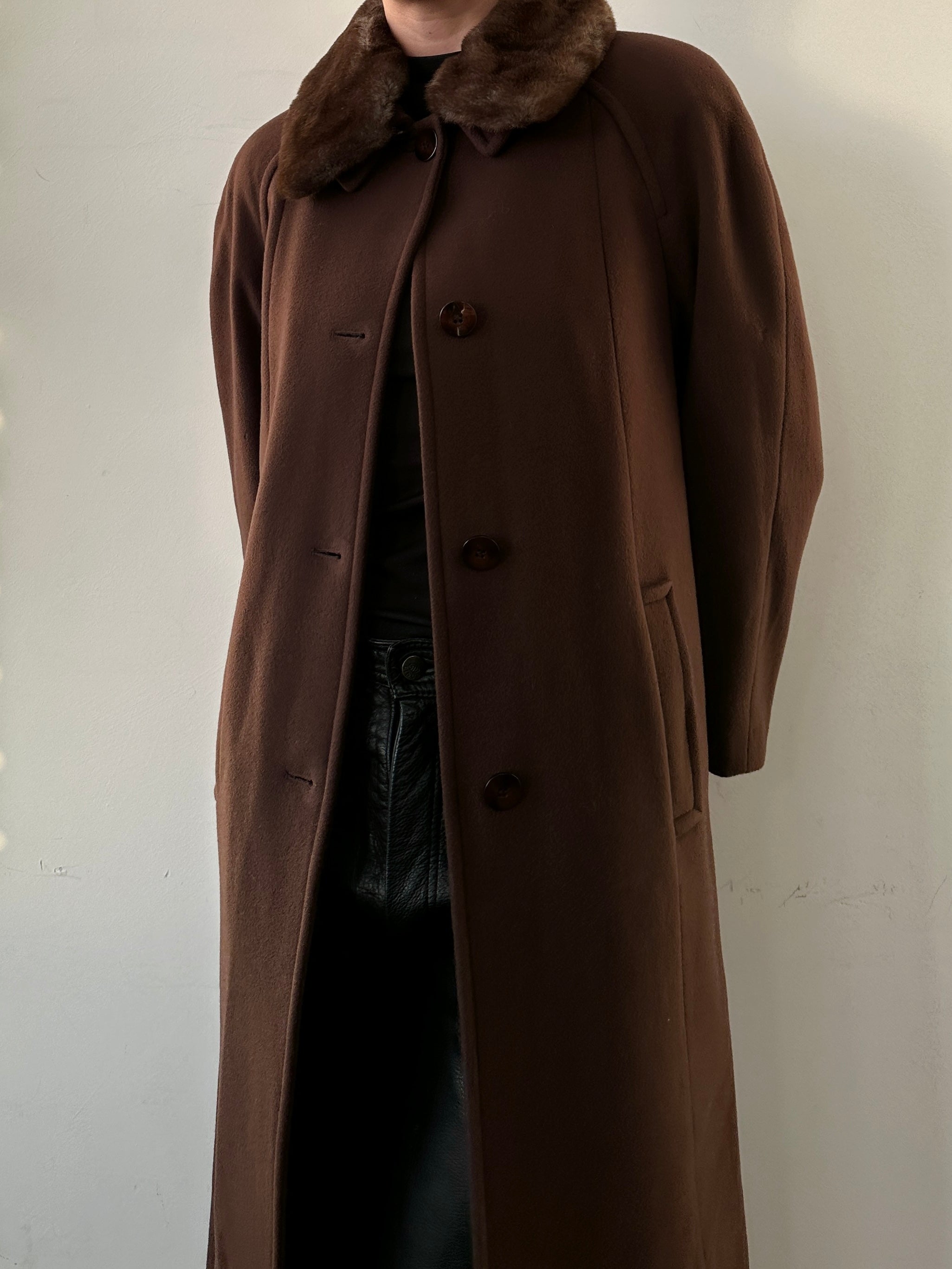 Vintage wool coat with removable faux fur collar, featuring a classic design and tailored fit in size S/M.