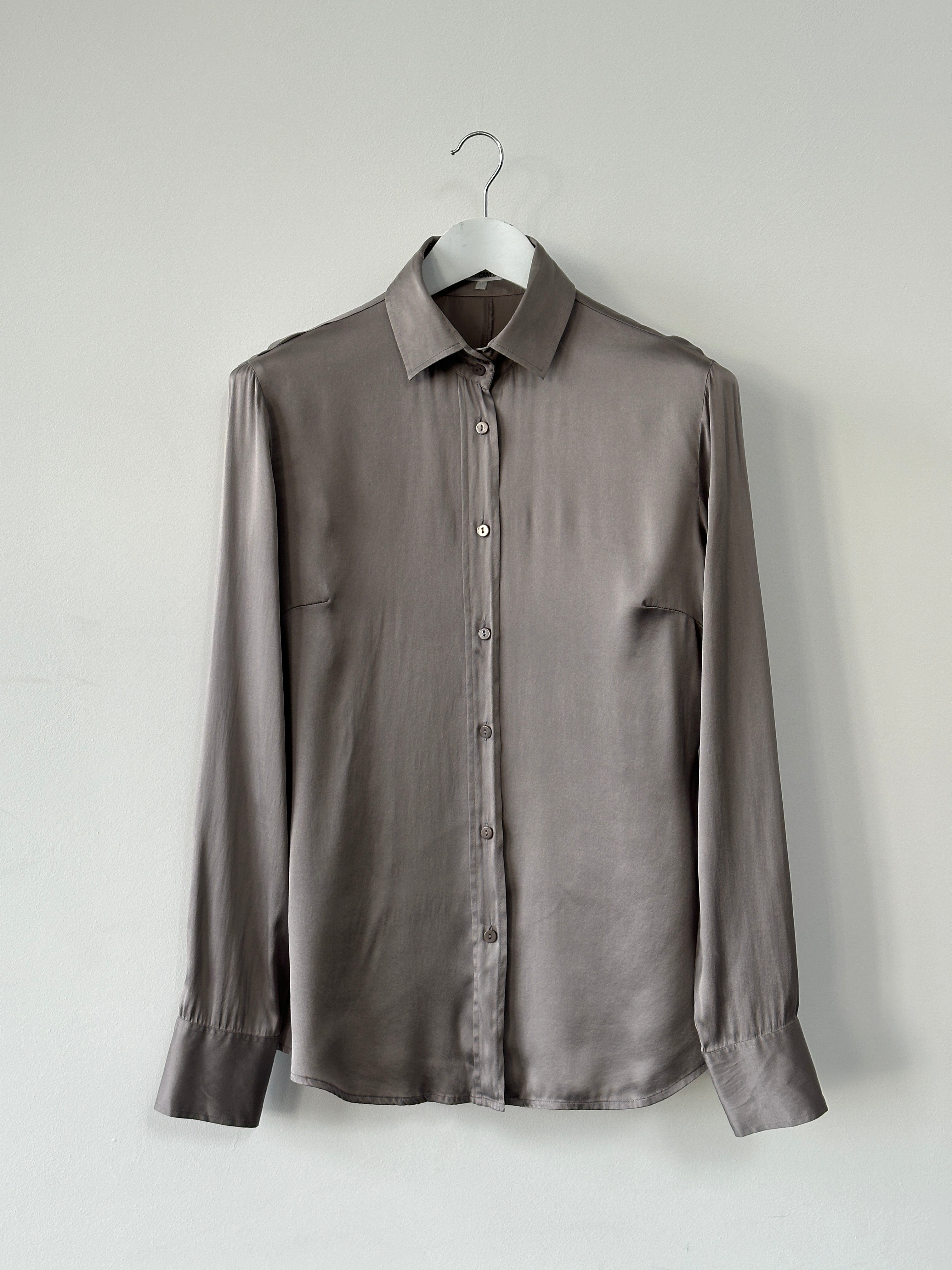 Vintage silk shirt in size M, featuring a classic design with smooth fabric and elegant stitching, displayed on a neutral background.