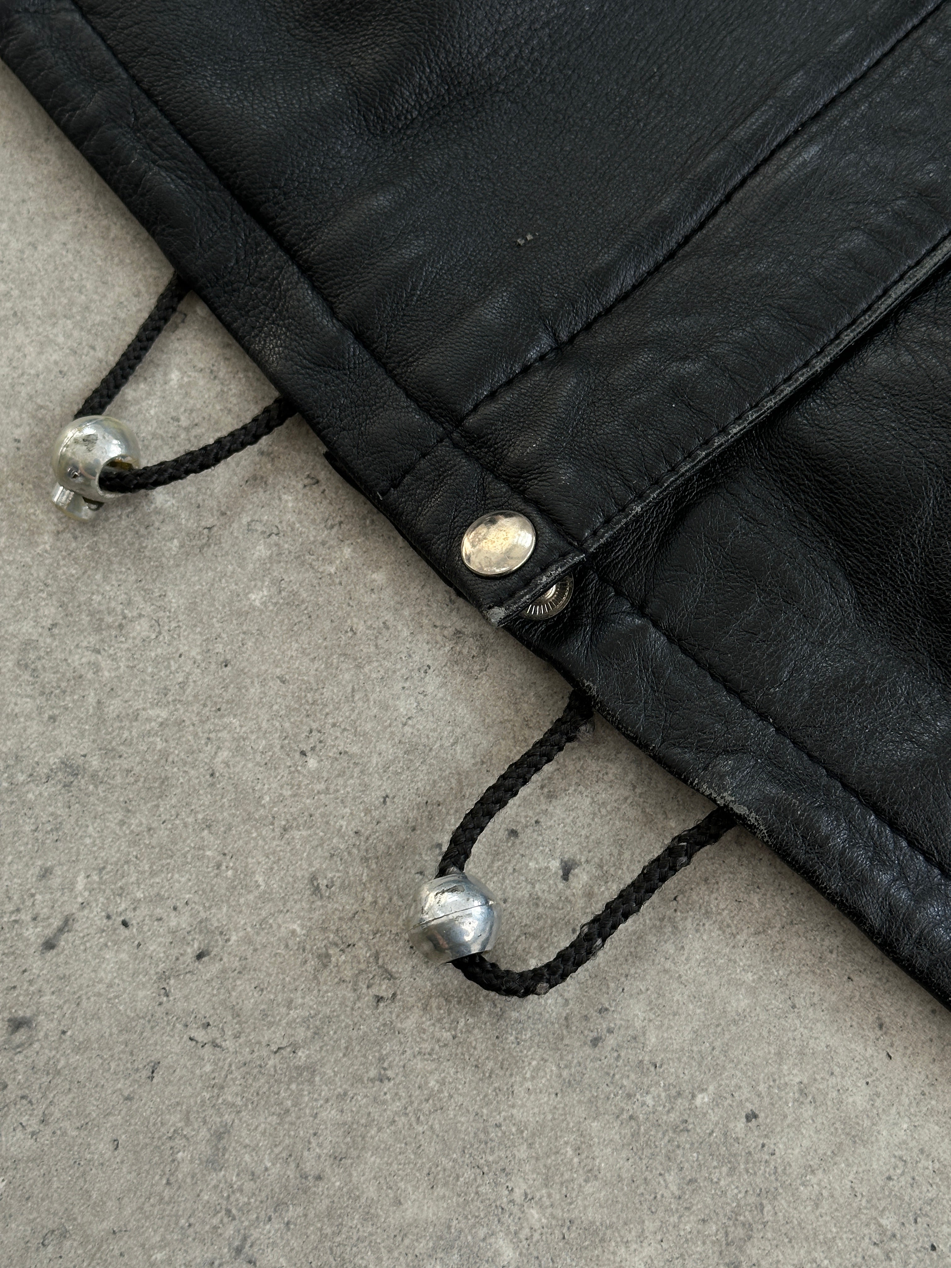 Vintage high neck leather jacket with removable hood, stylish and versatile, in classic leather material.