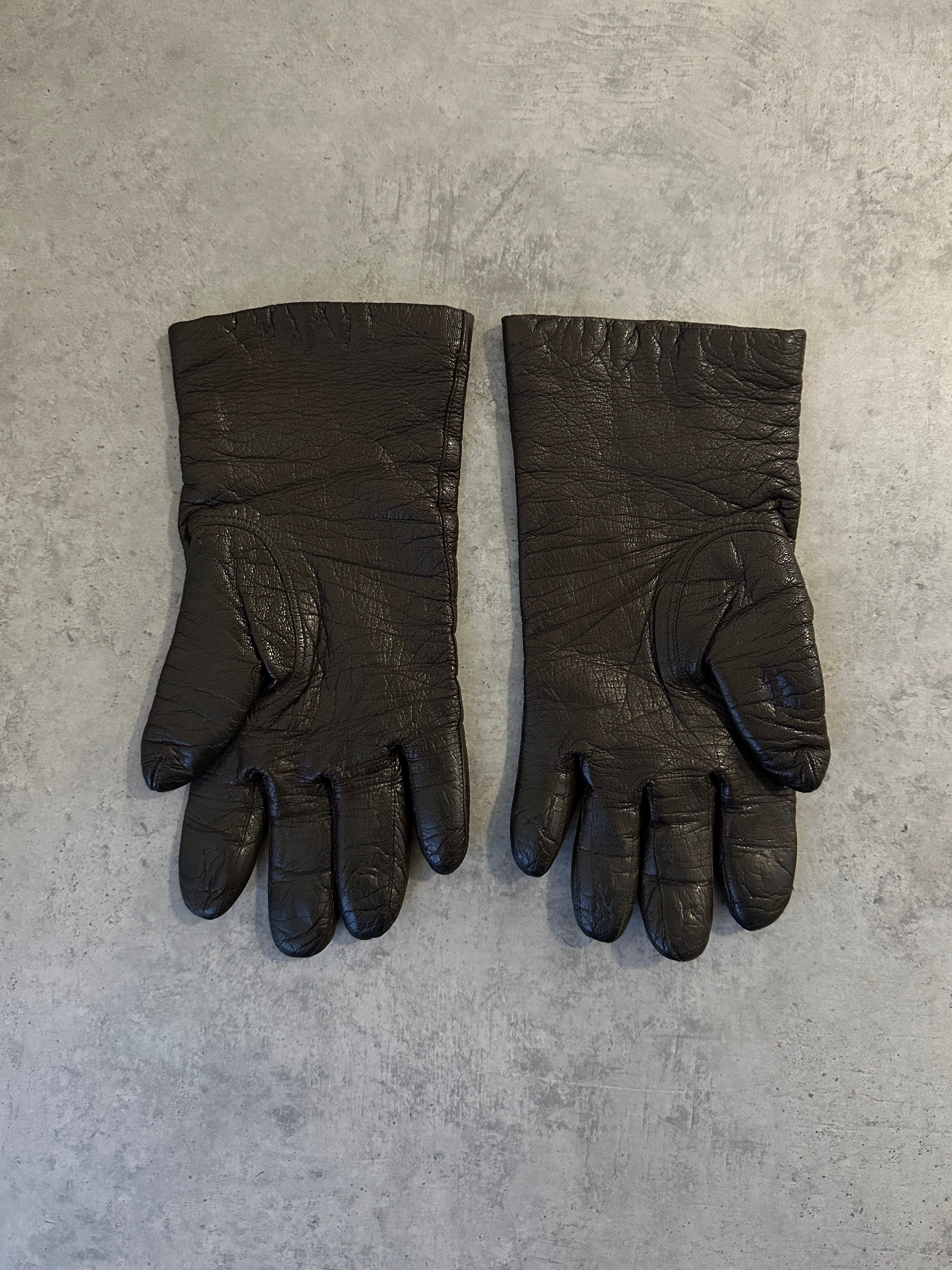 Vintage 1980s leather gloves in size small, showcasing classic design and soft brown leather texture.