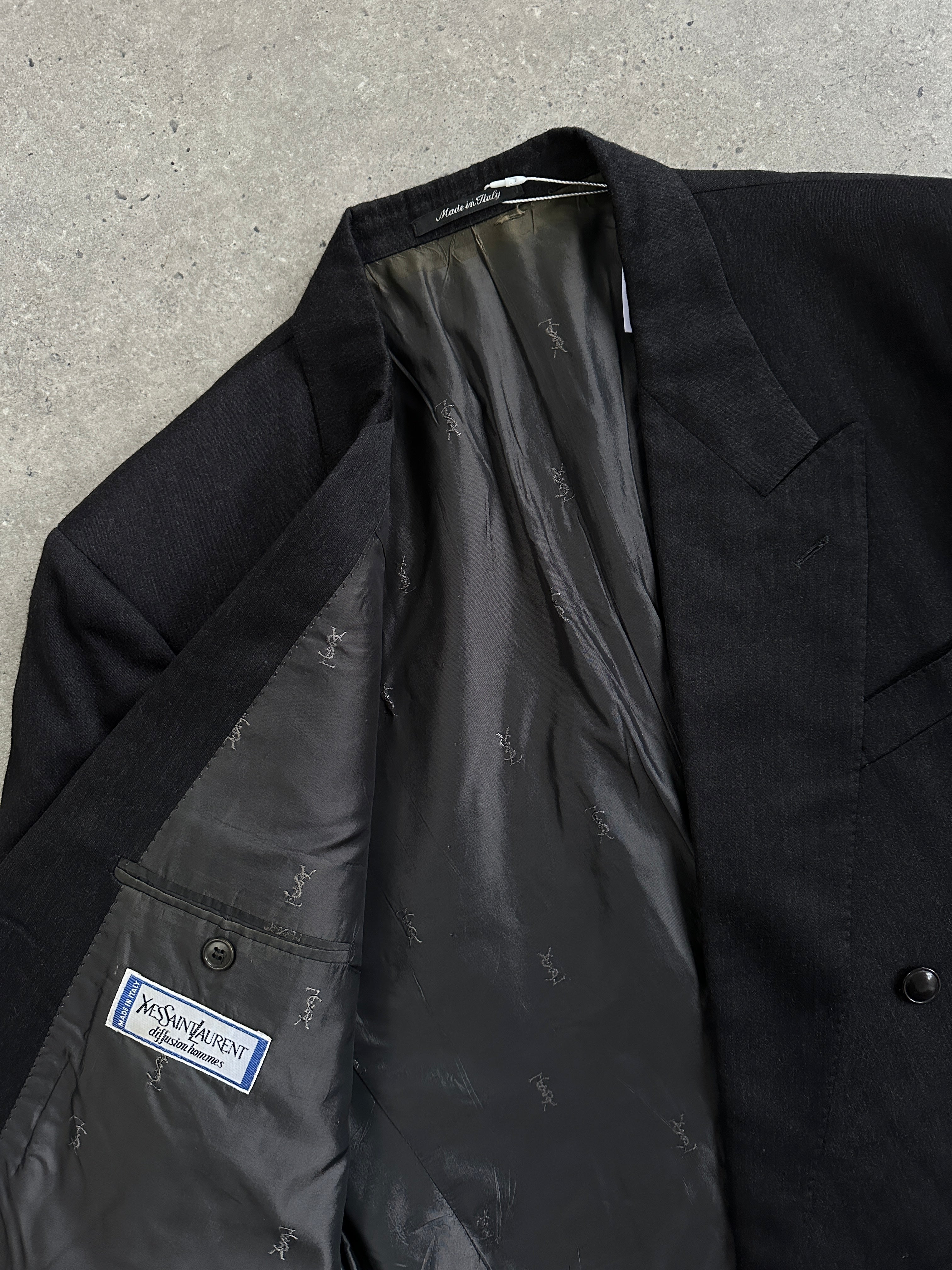 Yves Saint Laurent 80s pure wool bespoke button blazer in size 46R/XL, tailored fit with classic lapel and front buttons.