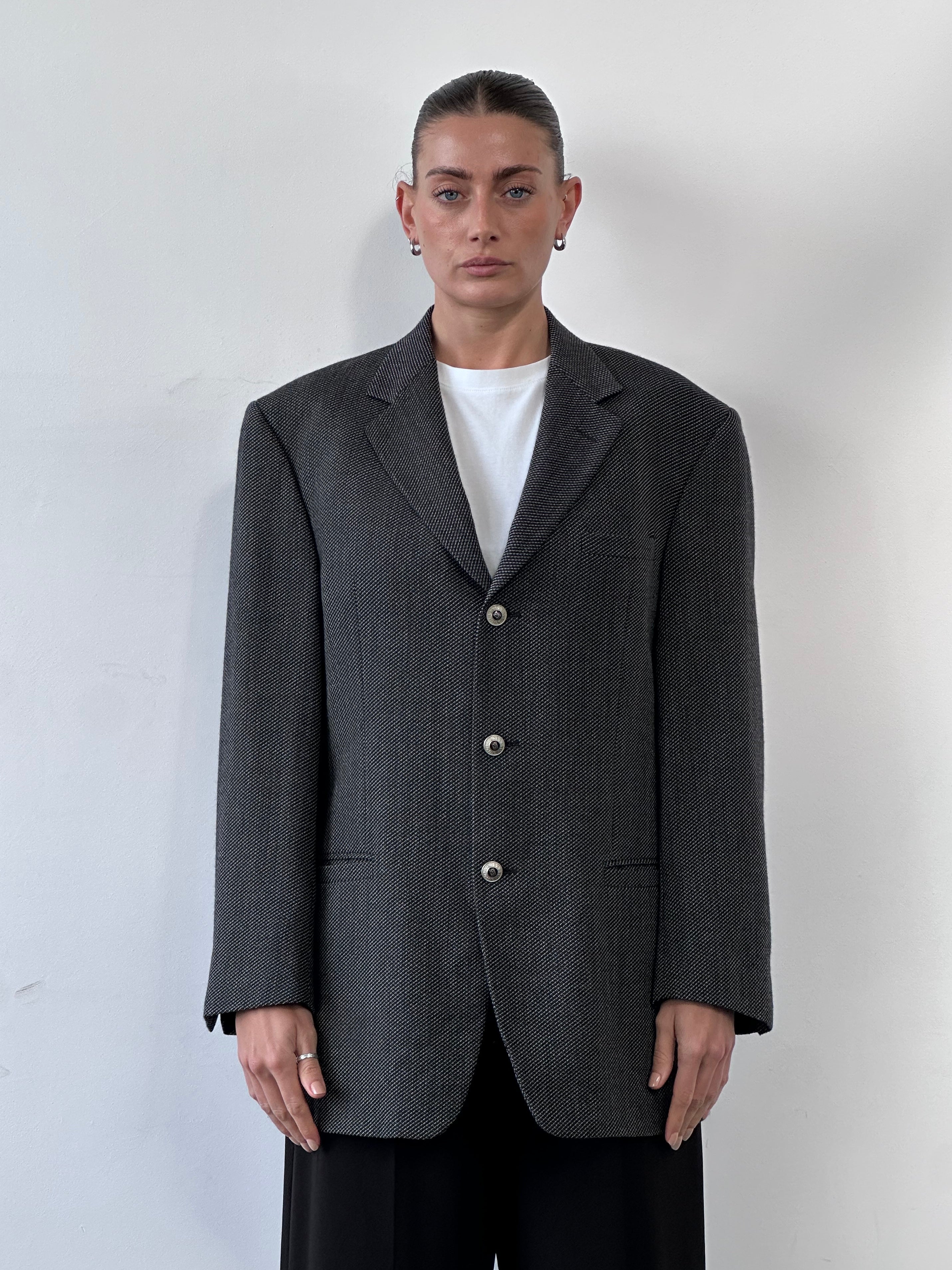 Versace Classic V2 90s bespoke single-breasted blazer in size 42R/L, woven fabric, tailored fit, with button details.