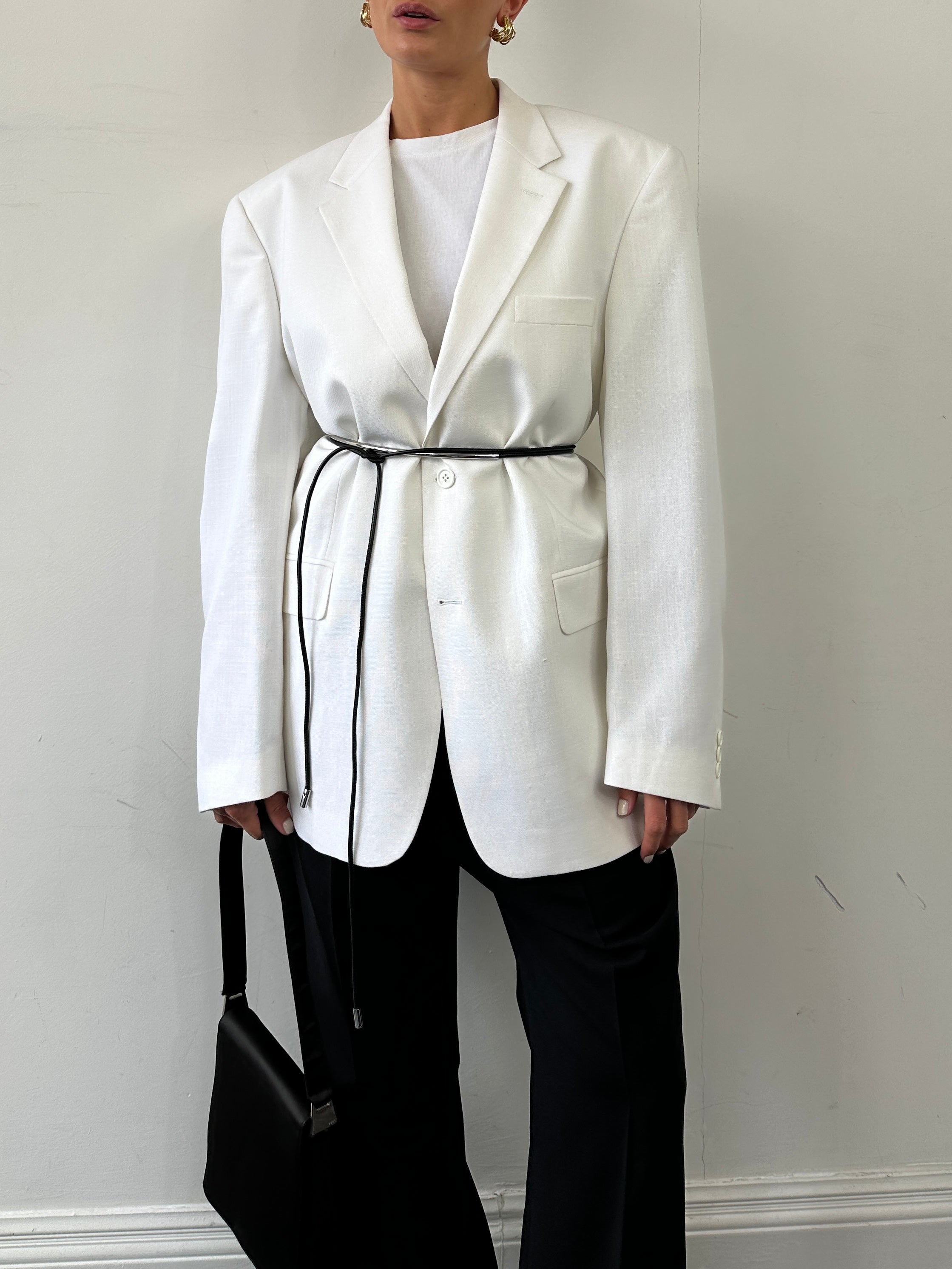 Vintage modal single-breasted blazer in size 46R/XXL, tailored fit with classic lapel and button closure, styled on a hanger.