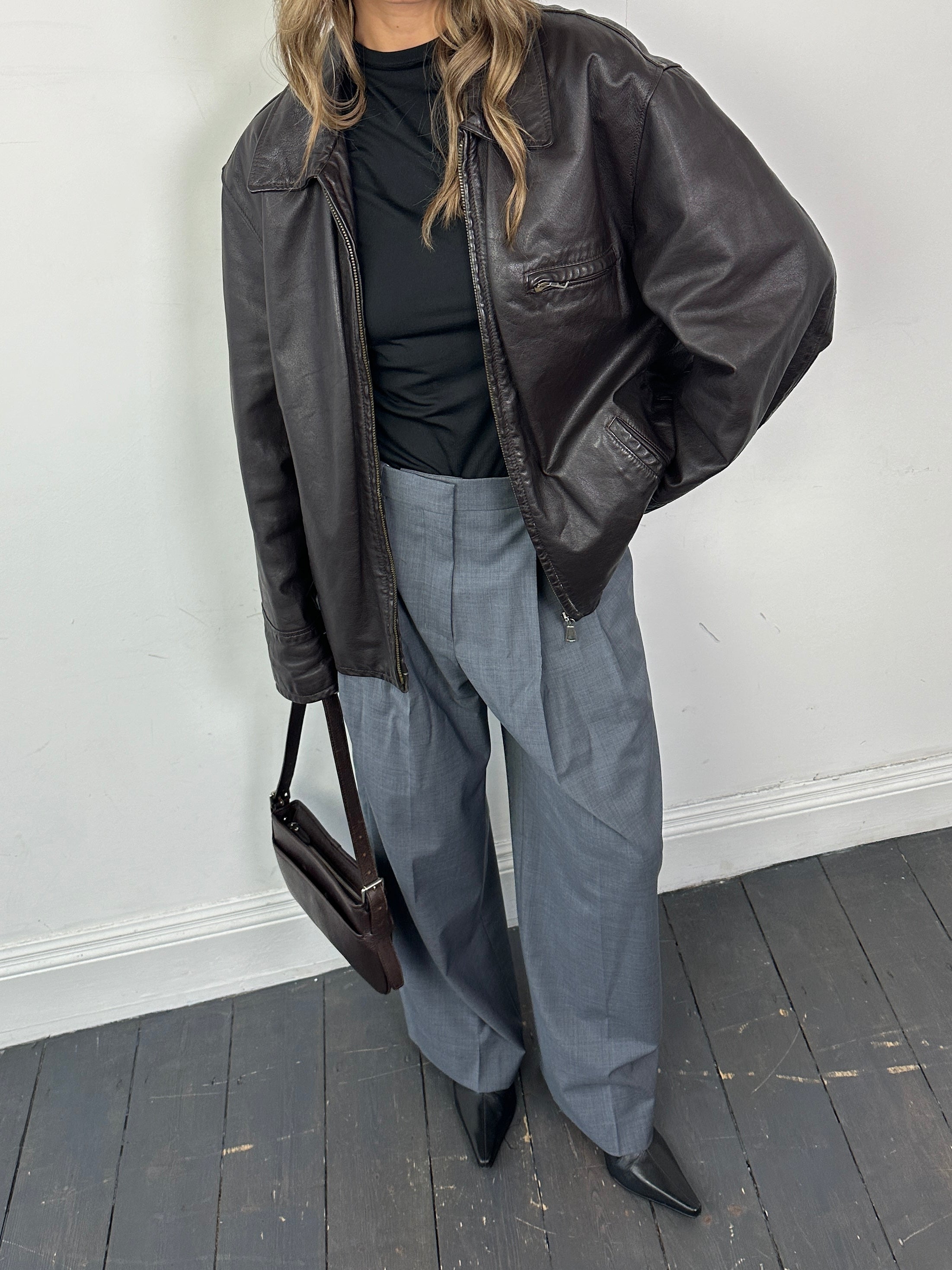 Italian Vintage Leather Jacket in size L/XL, featuring classic design and high-quality leather, by Vintage.