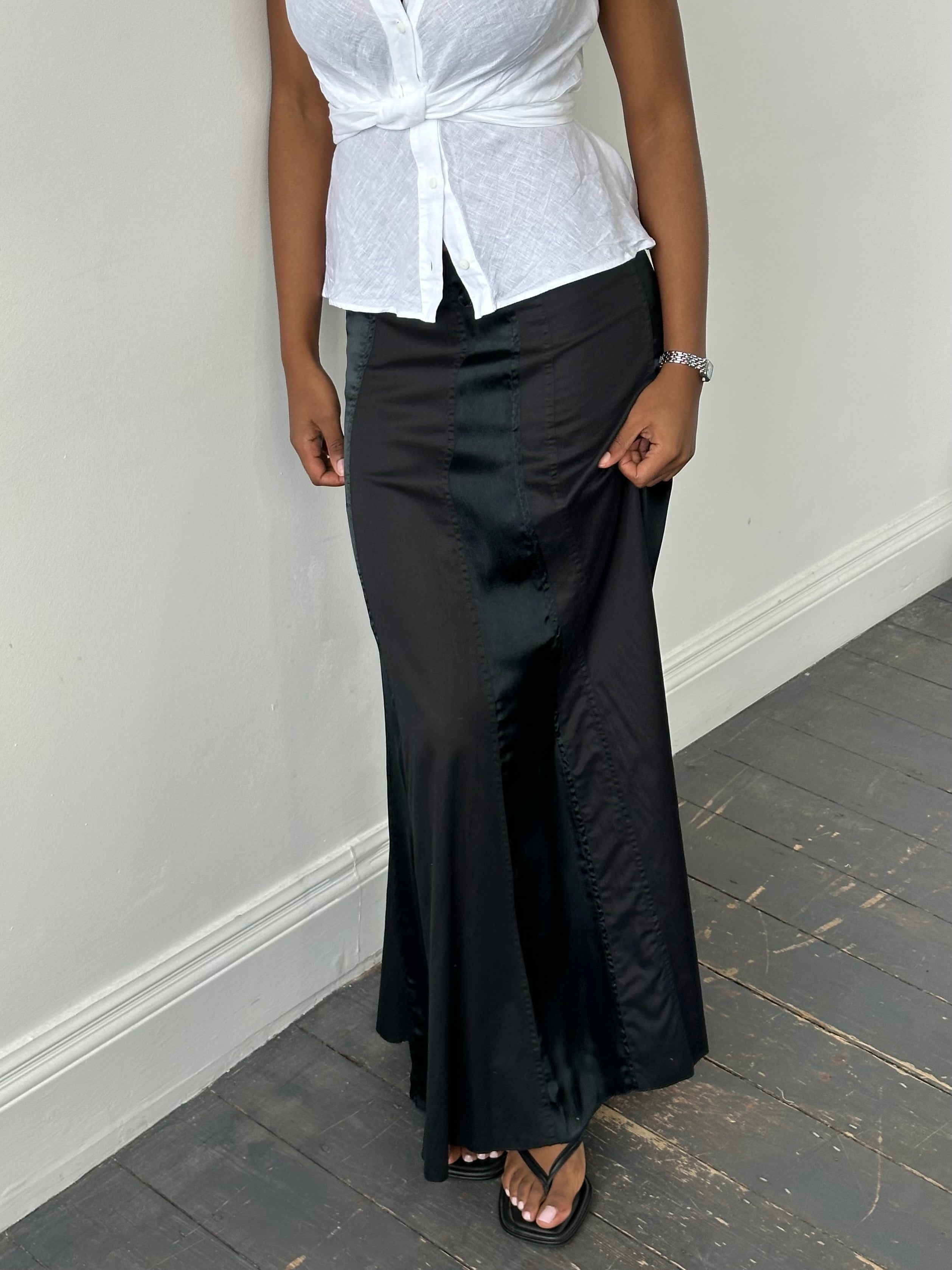 Vintage DKNY 2000s cotton panelled skirt in W28, featuring a stylish multi-panel design and classic silhouette.