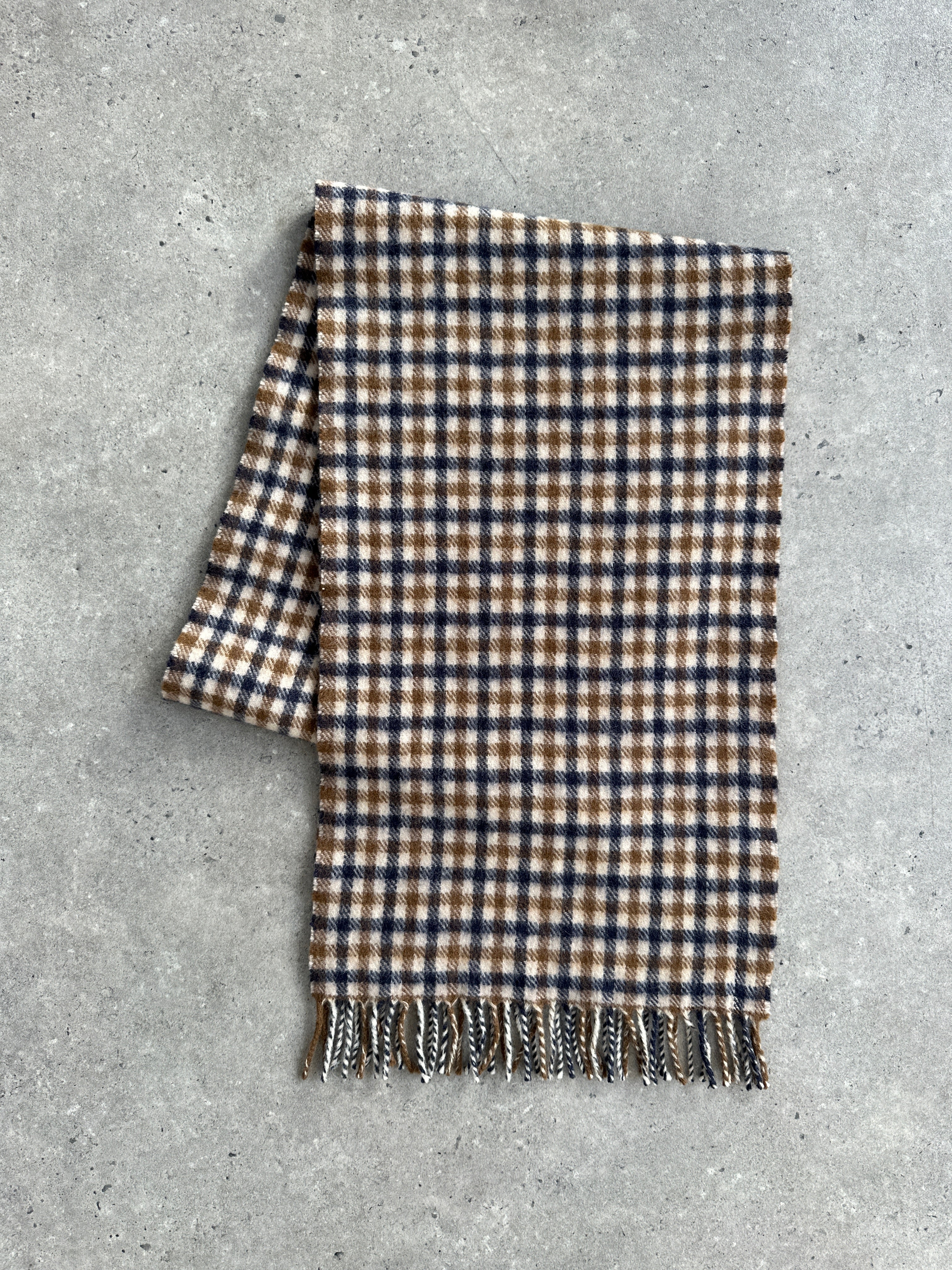 Aquascutum cashmere wool check scarf with classic plaid pattern, soft and warm fabric for stylish winter wear.