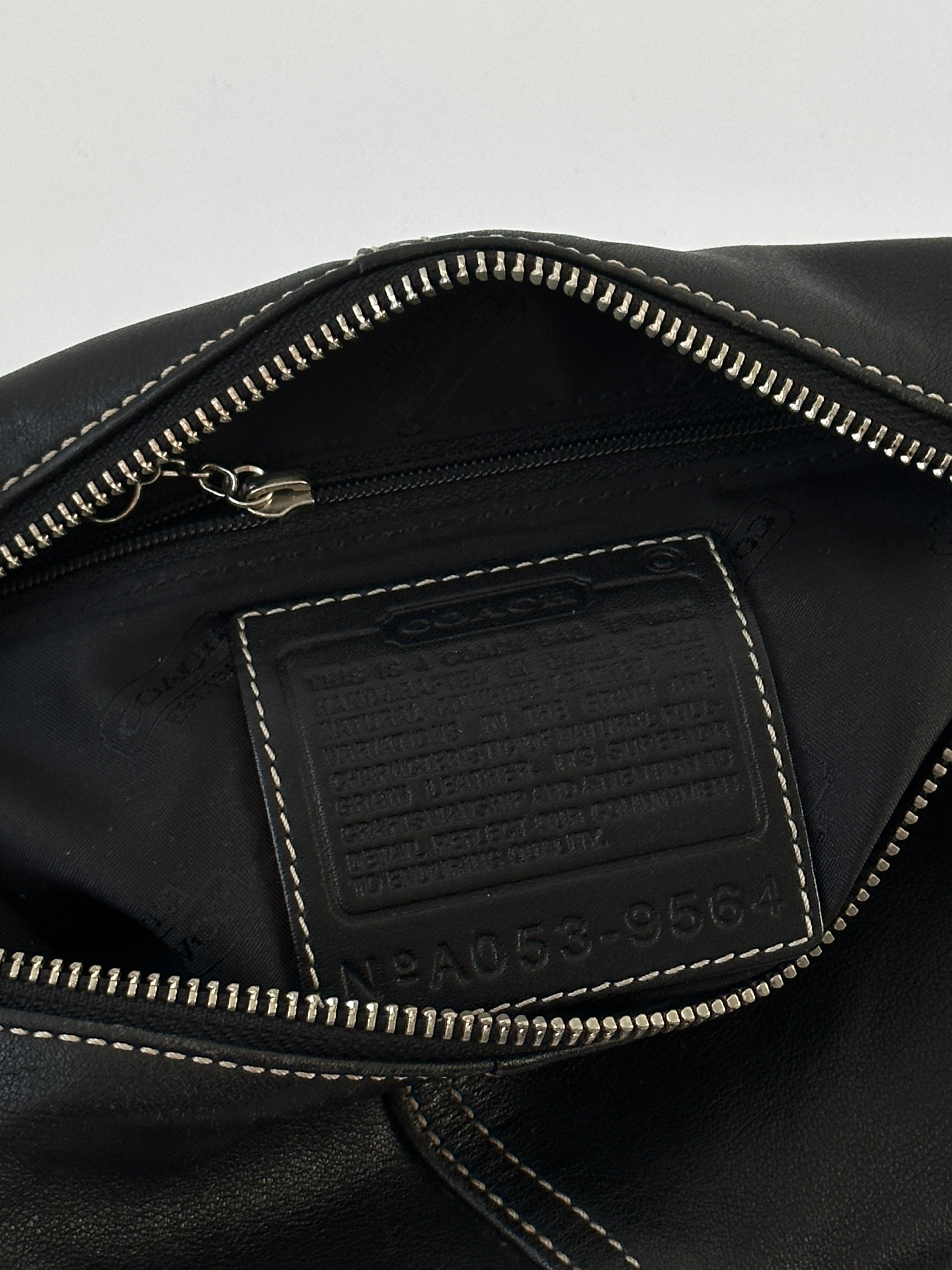 Coach 2000s leather shoulder bag with contrast stitching, featuring a stylish design and adjustable strap.