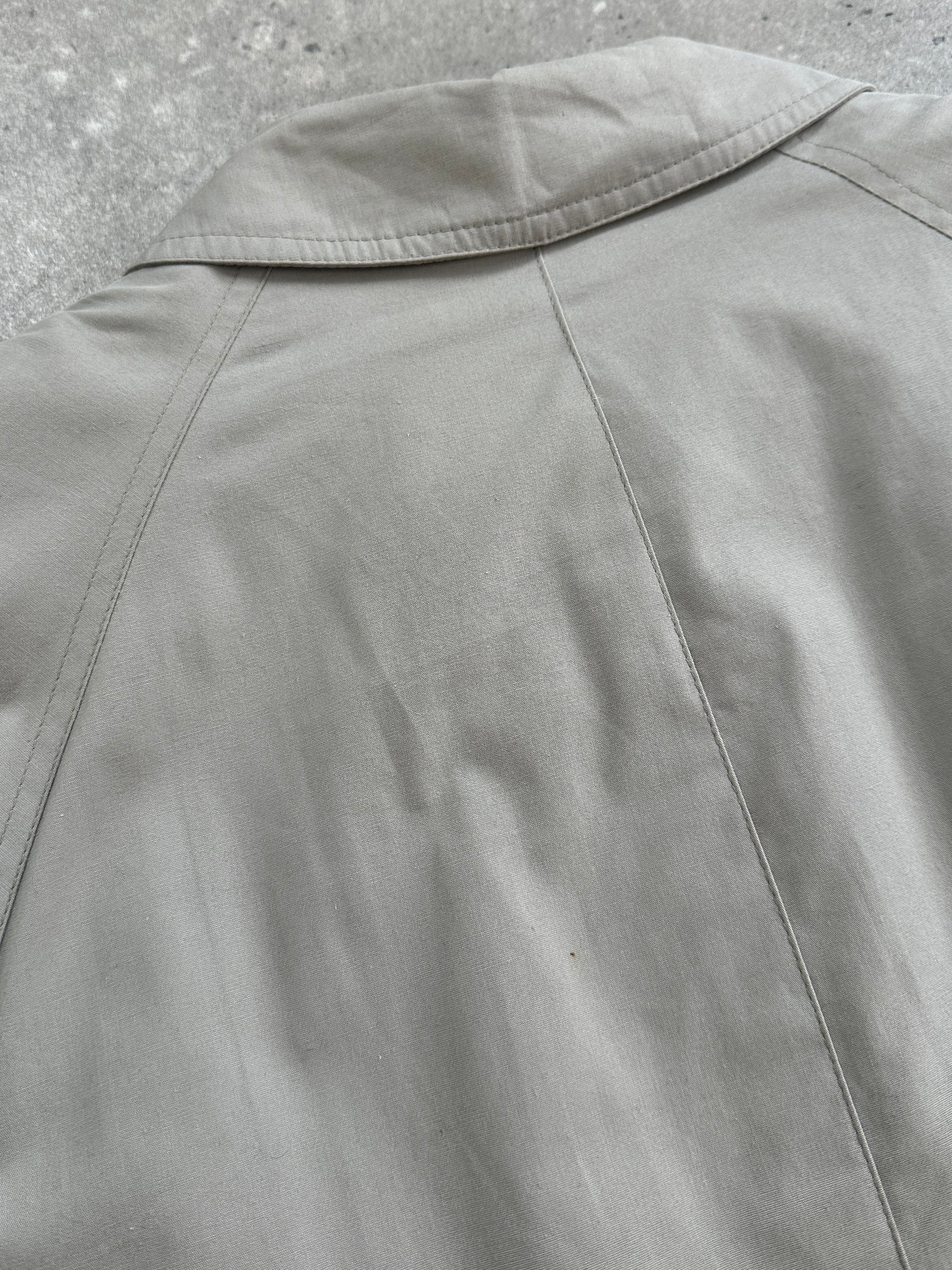 Vintage Italian vintage belted trench coat with concealed placket in XL, featuring classic style and textured fabric details.