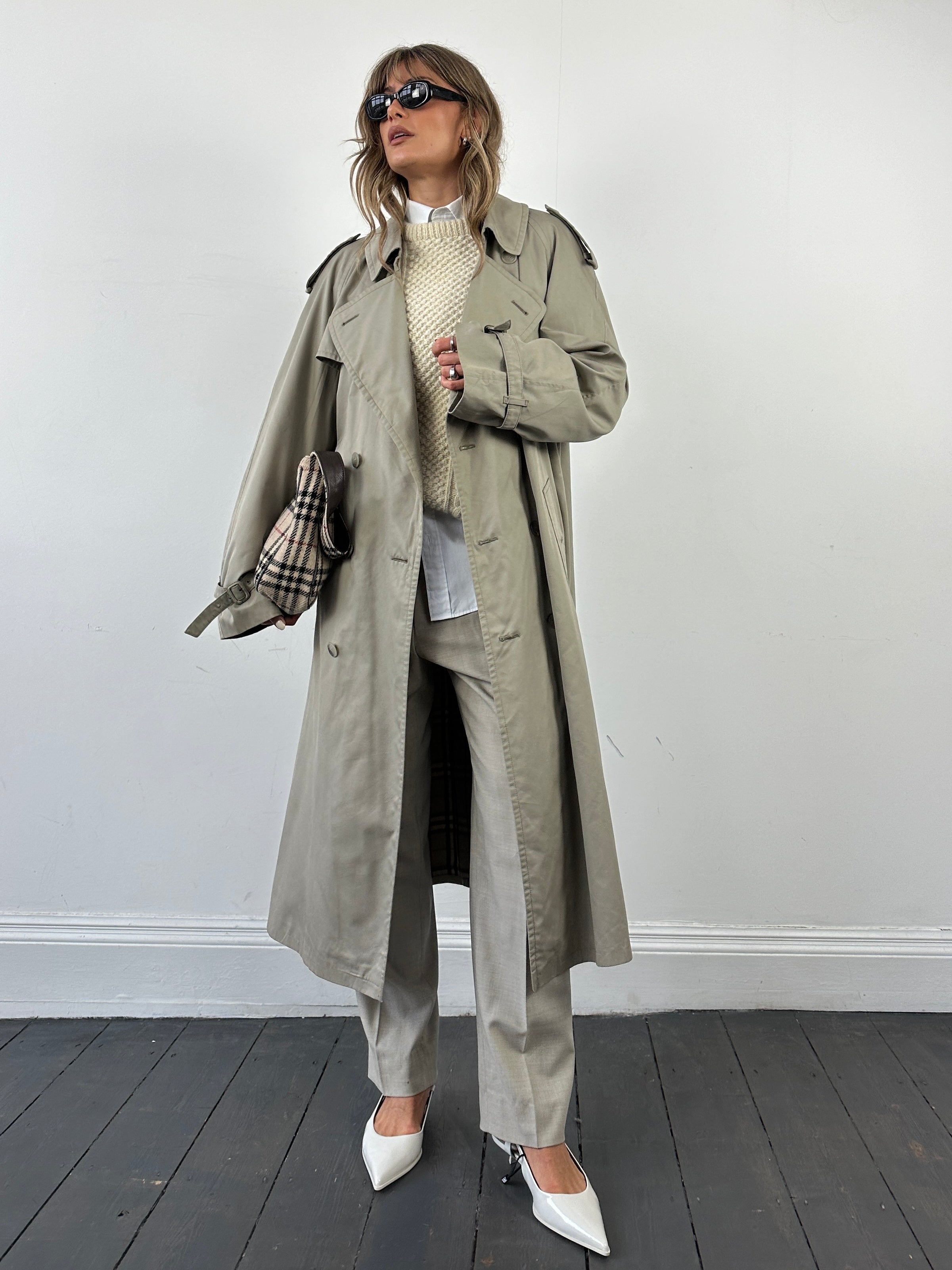 Vintage double-breasted trench coat in XXL size, featuring classic design, belt, and stylish details, perfect for timeless fashion.