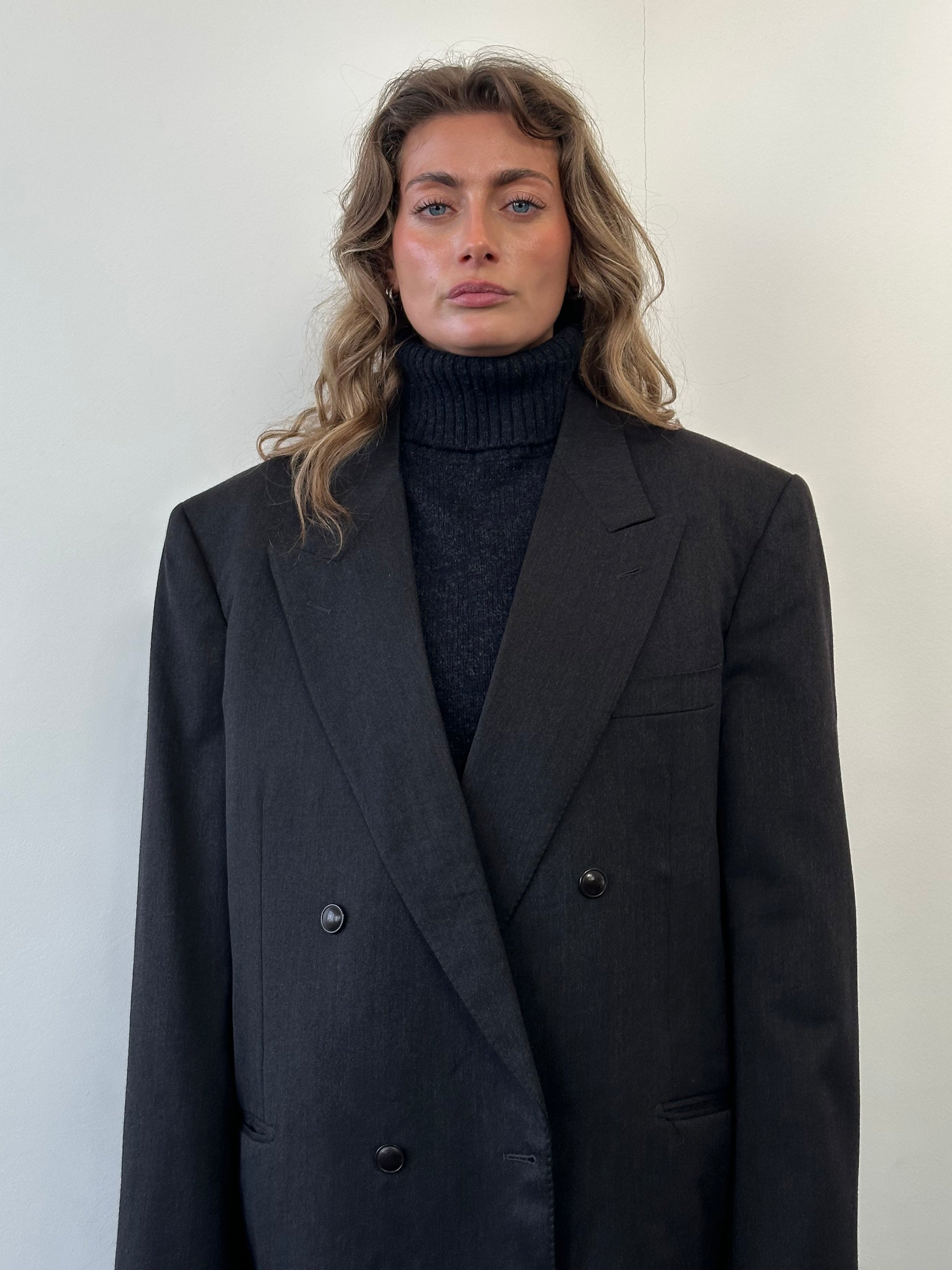 Yves Saint Laurent 80s pure wool blazer in size 46R/XL, tailored with classic lapels and a structured fit.