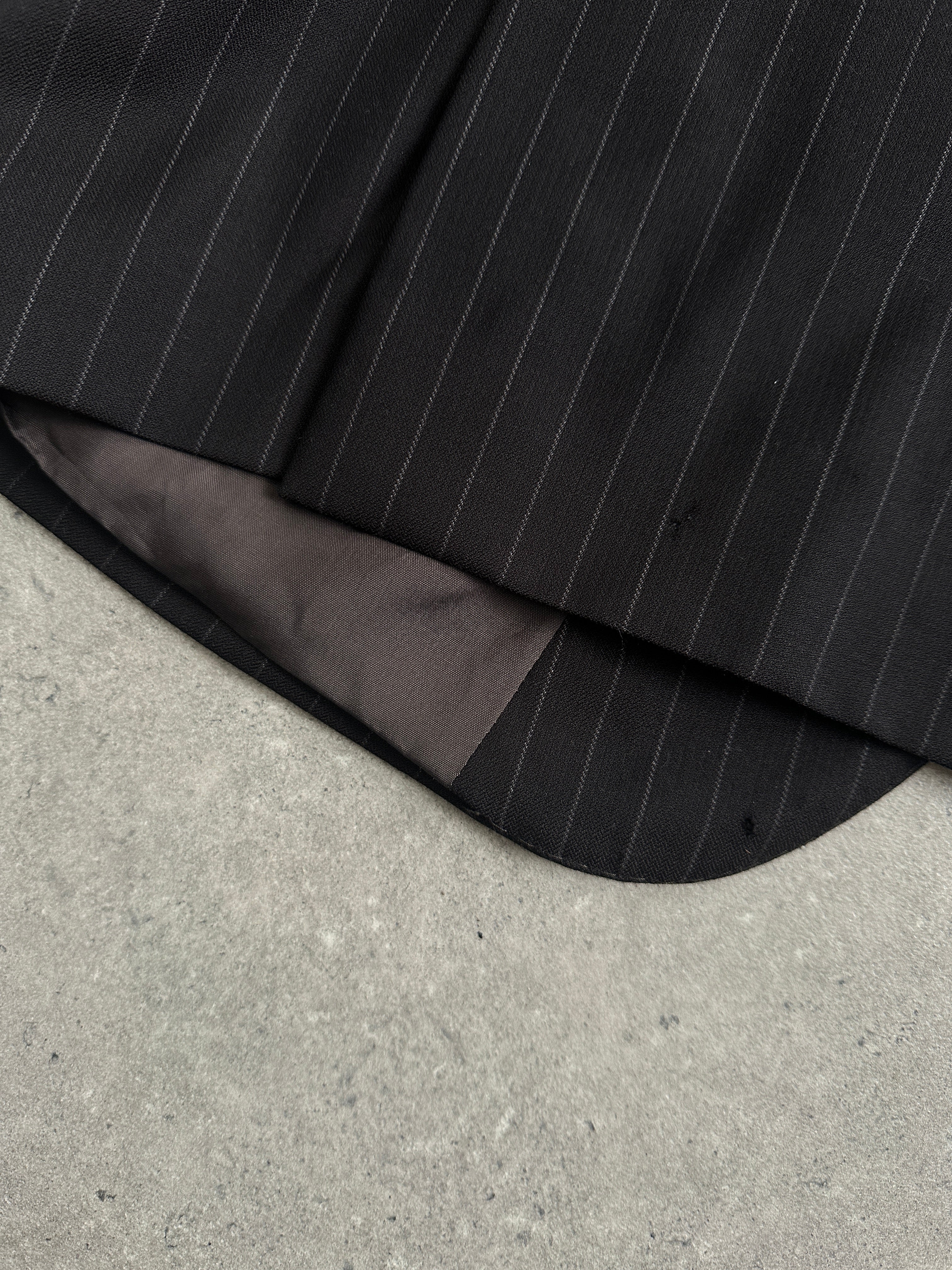 Armani Collezioni pinstripe pure wool single-breasted blazer in size 40R, tailored fit with notch lapels and front pockets.