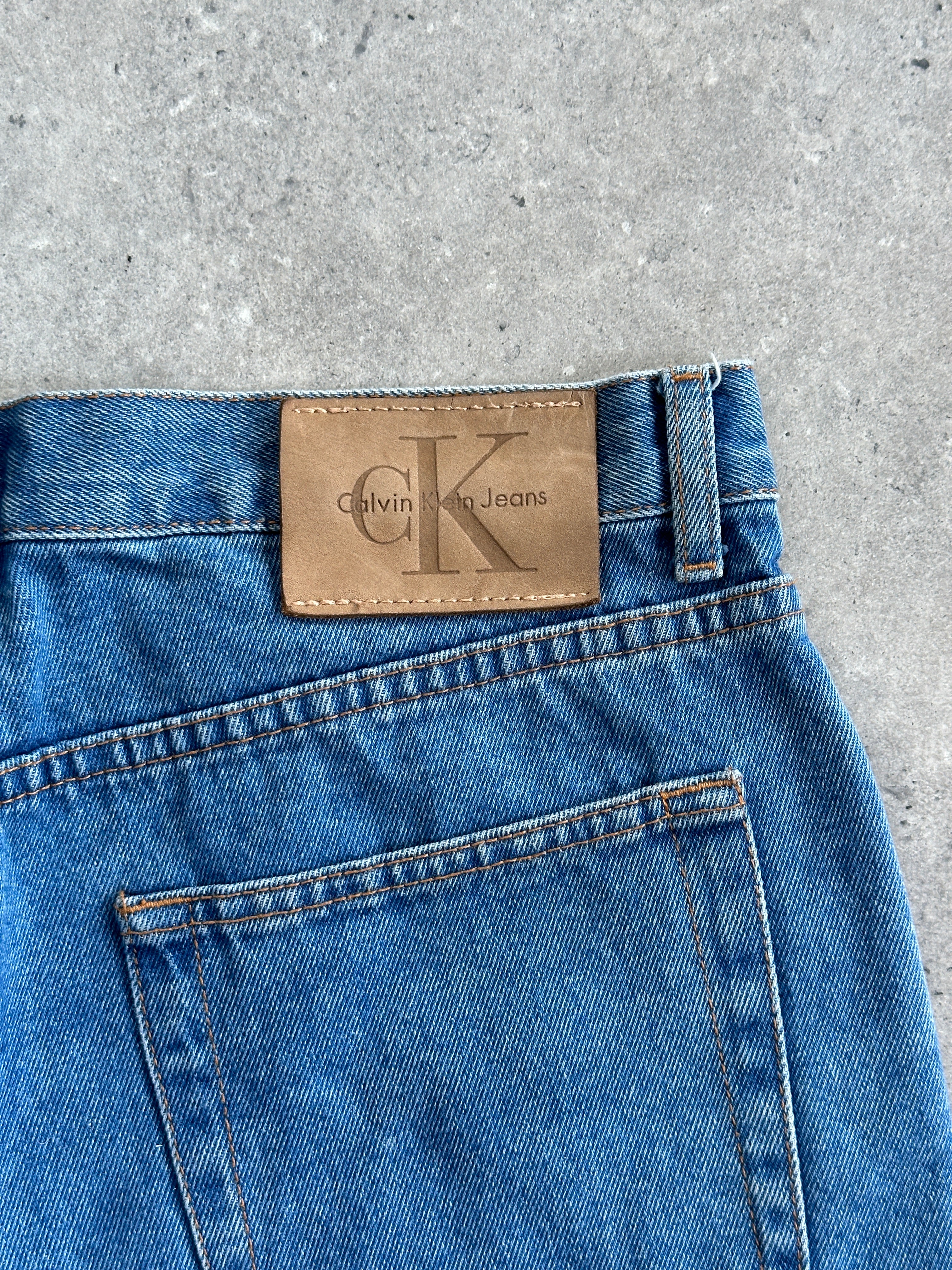 Calvin Klein CK loose leg denim shorts in W32, casual blue denim shorts with relaxed fit and classic five-pocket design.