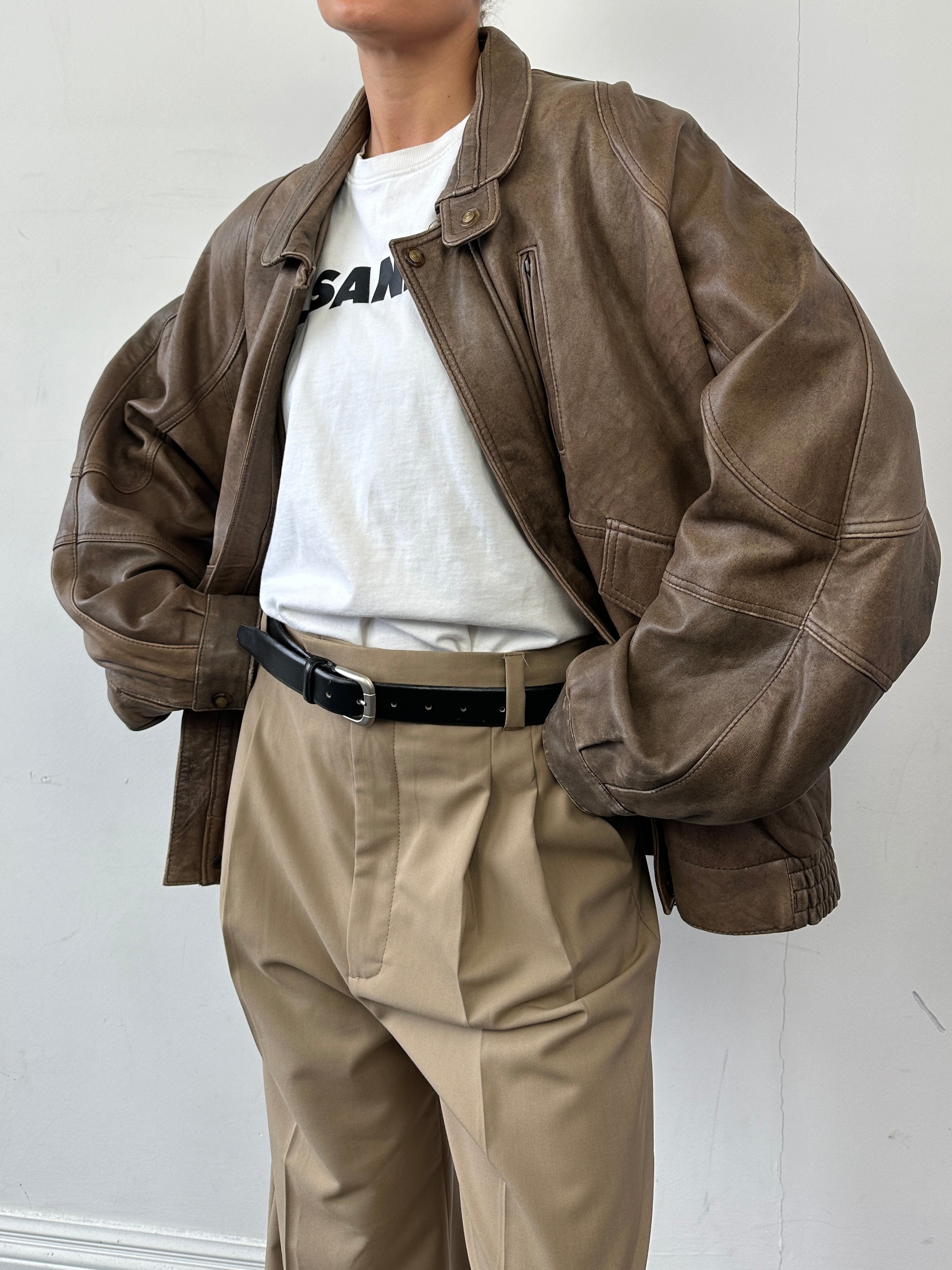 Vintage Leather Bomber Jacket in XL/XXL with classic design, featuring a smooth leather finish and ribbed collar and cuffs.