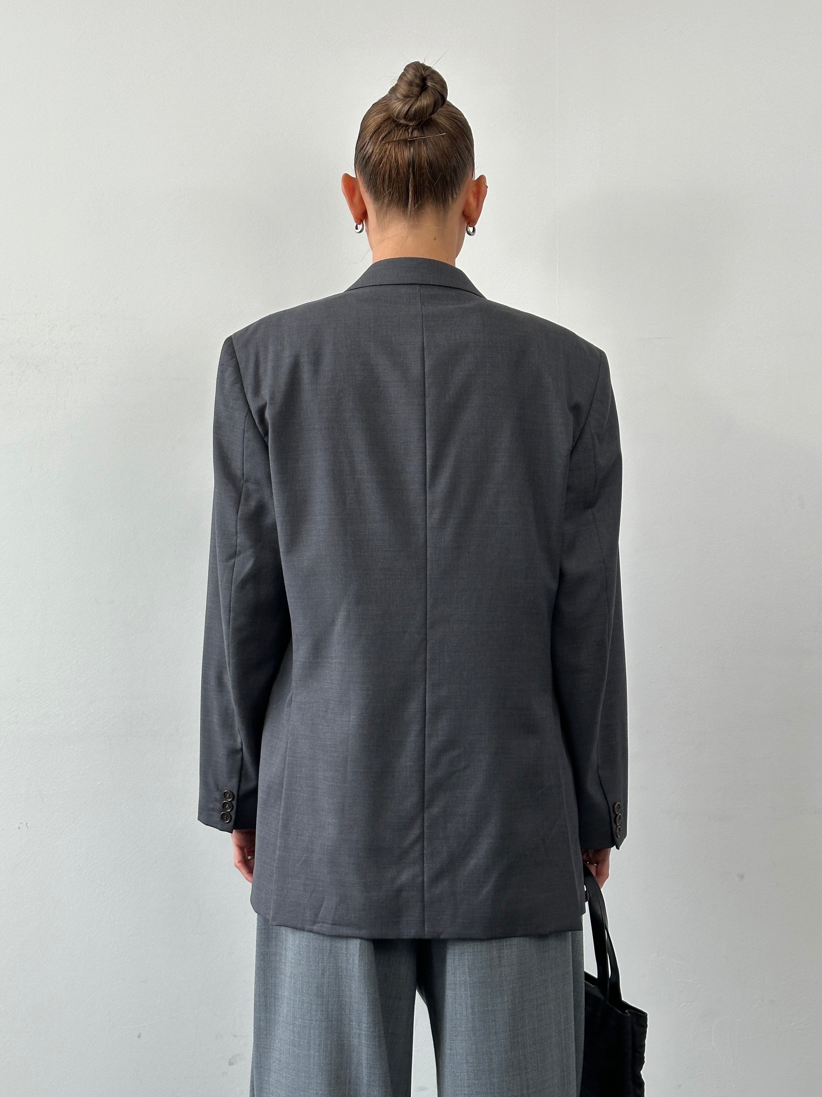 Gianfranco Ferre virgin wool single-breasted blazer in size 40R/L, shown in a tailored fit with notch lapels and classic design.