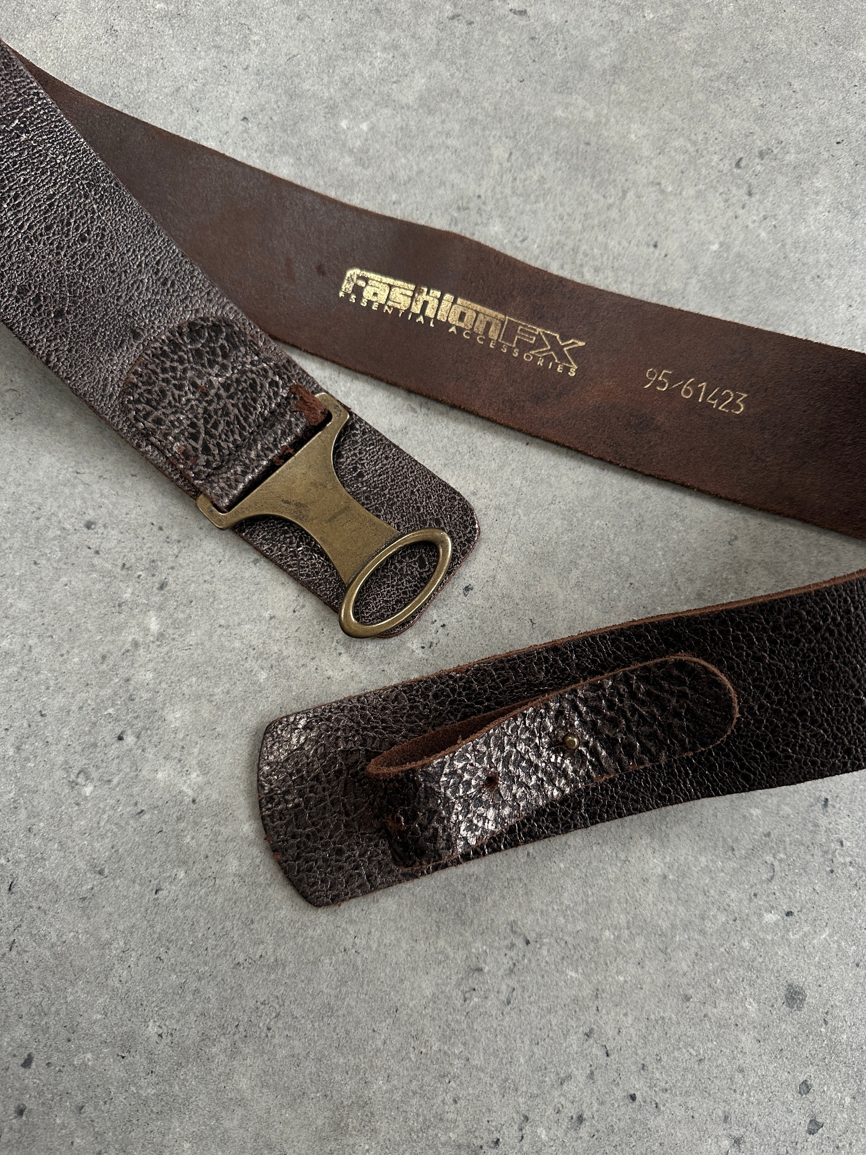 Vintage Italian 1990s distressed metallic leather belt, size W32, with a rugged, worn-in finish and classic buckle design.