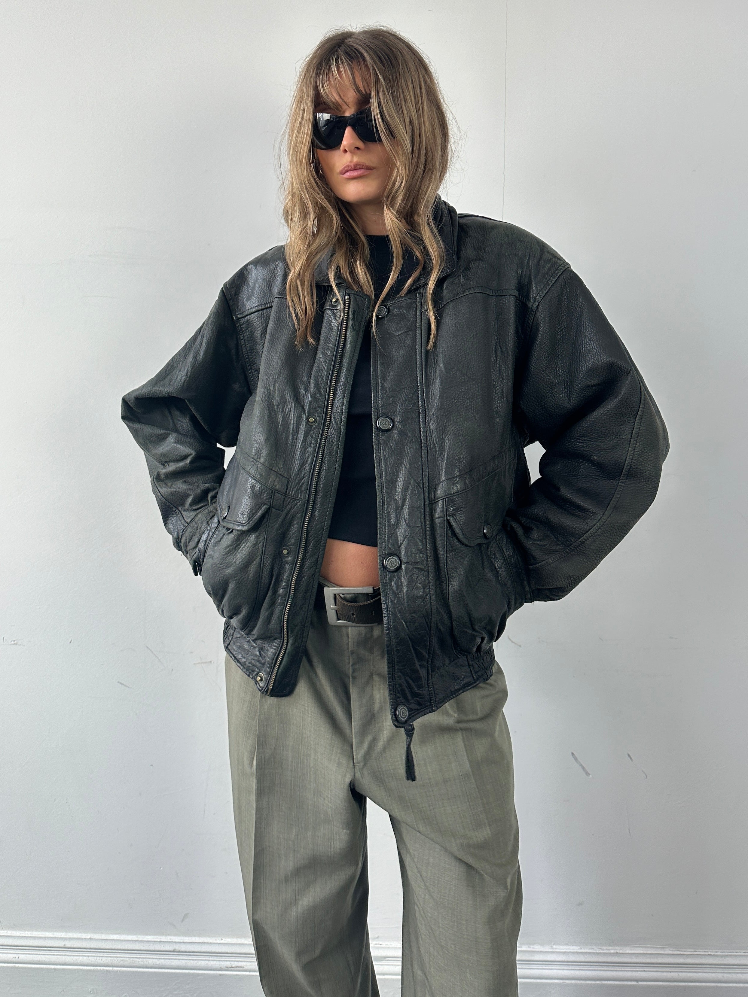 Vintage textured leather bomber jacket in size M/L, featuring classic design and durable material.