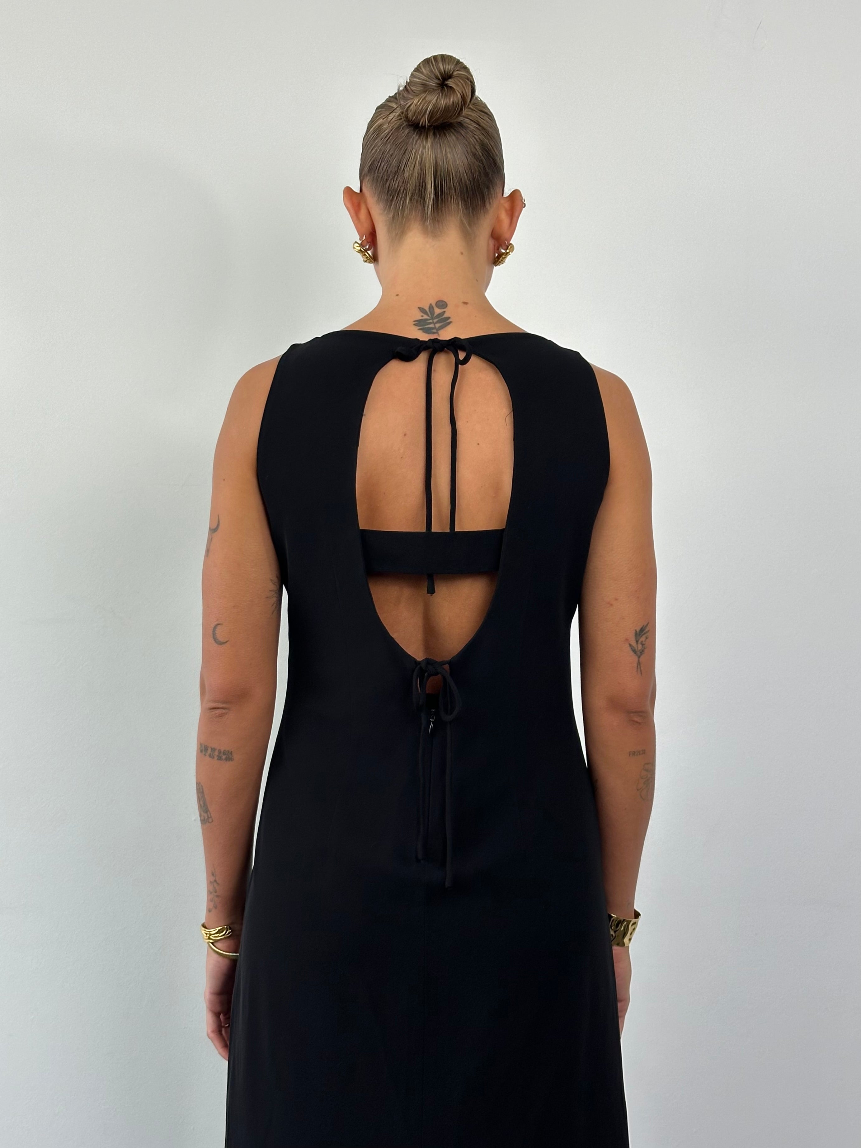 Italian Vintage boat neck maxi dress in size M/L, flowing fabric, elegant design, featuring a classic vintage style.
