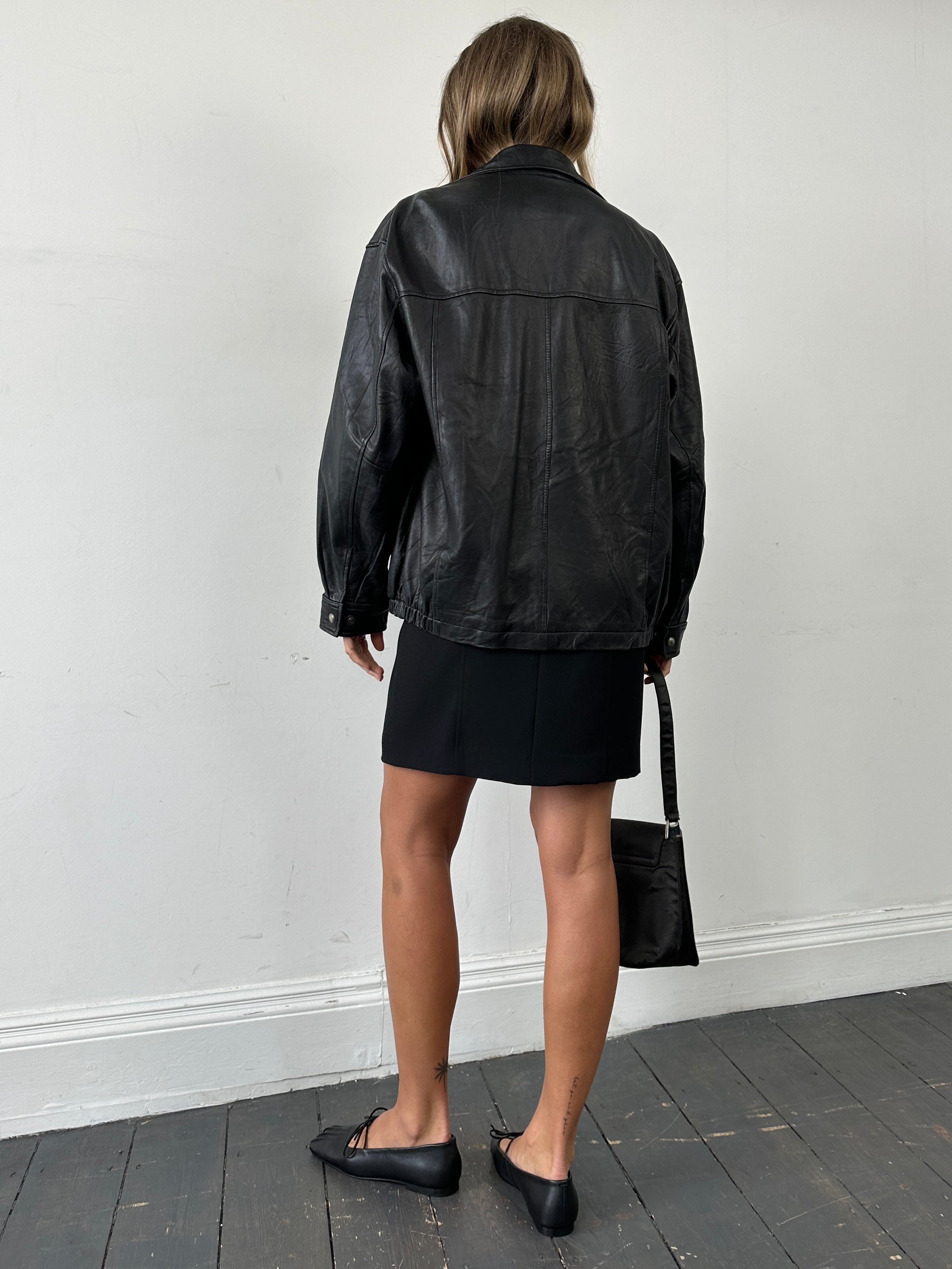 Vintage minimal leather jacket in size L/XL, featuring a sleek design with clean lines and classic craftsmanship.