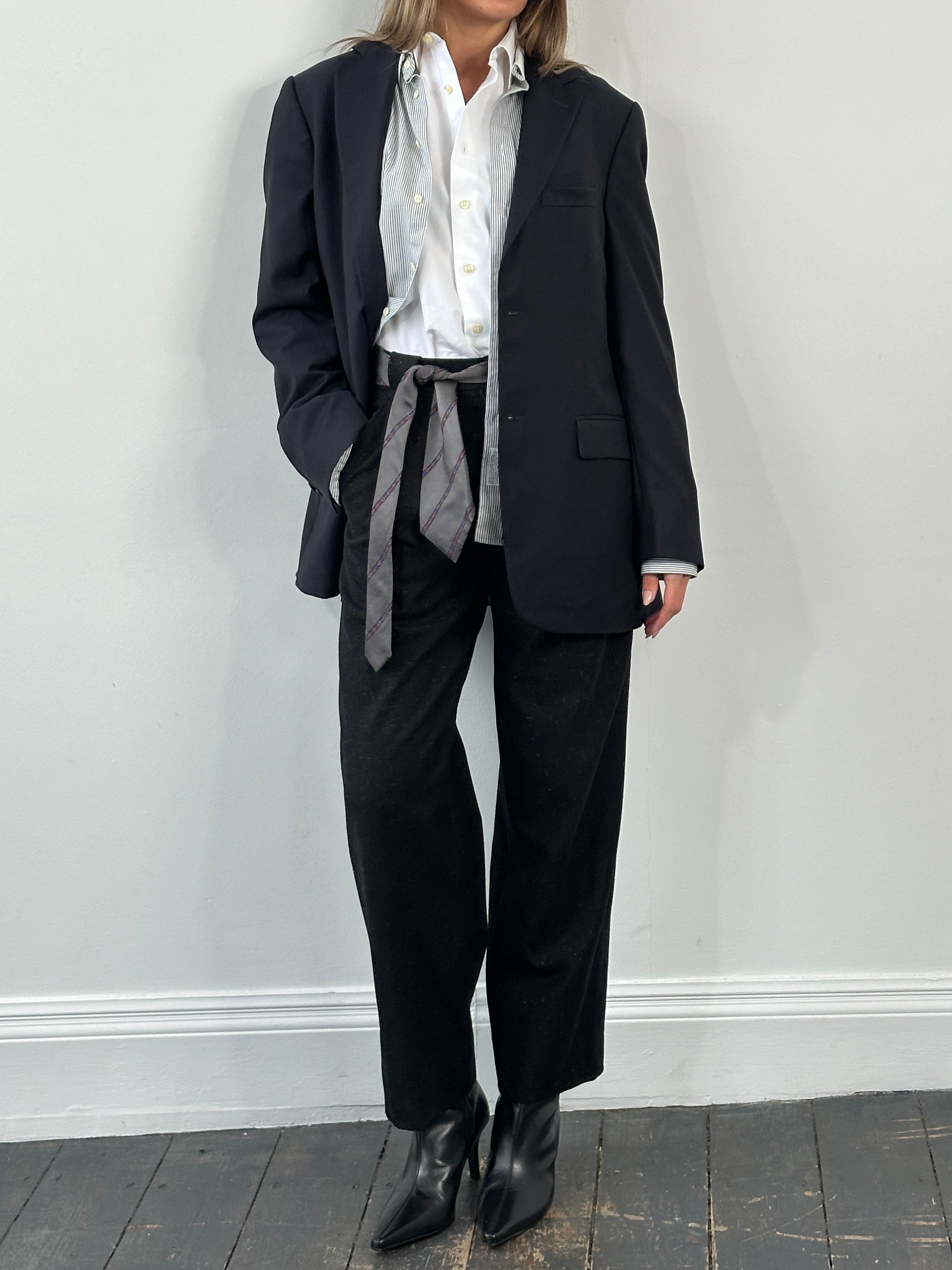 Loro Piana 1990s pure wool single-breasted blazer in size 42R/L, tailored fit, in a classic style with notch lapels.