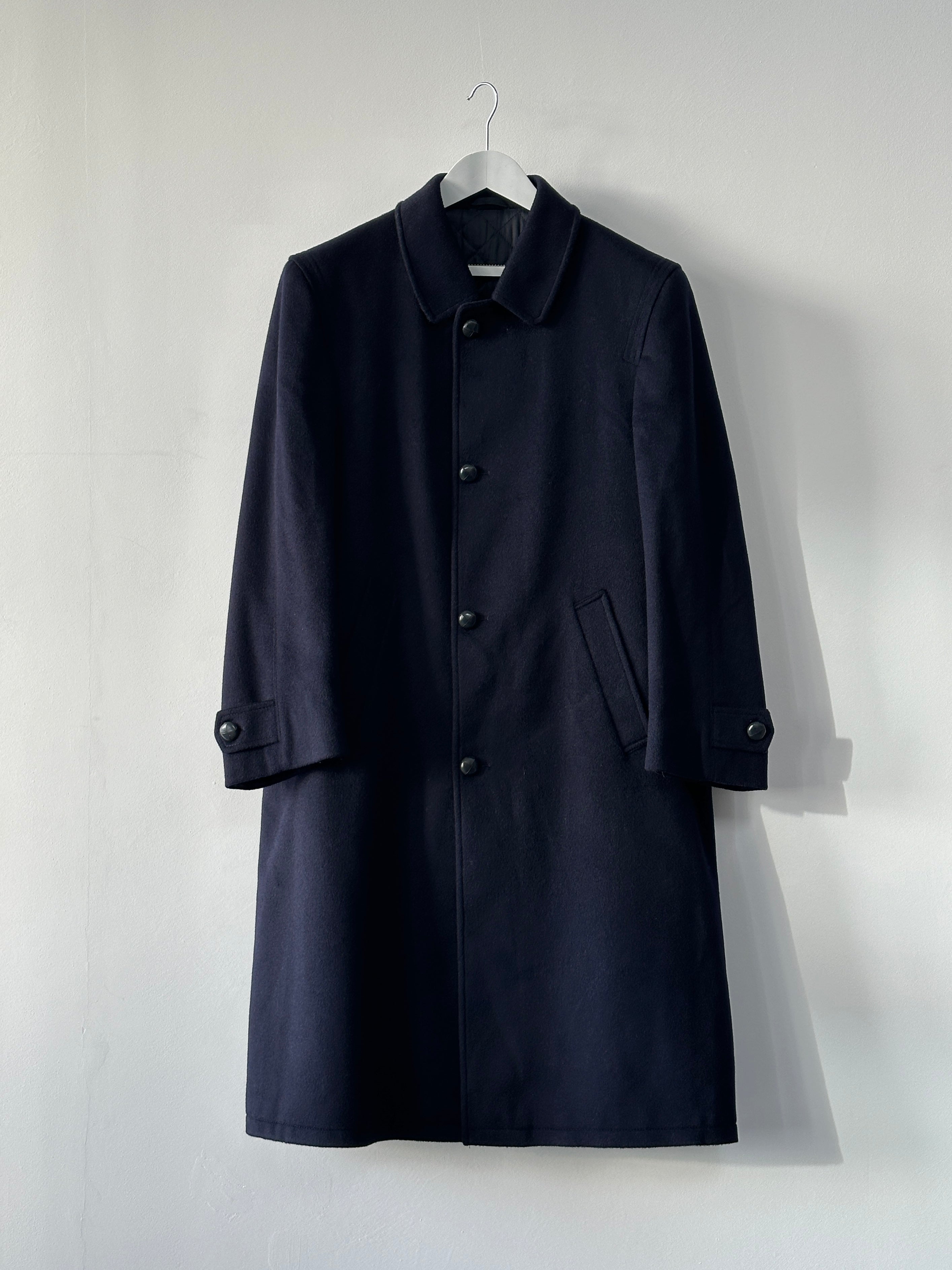 Vintage wool alpaca single-breasted coat in size L, featuring classic design and warm, textured fabric.