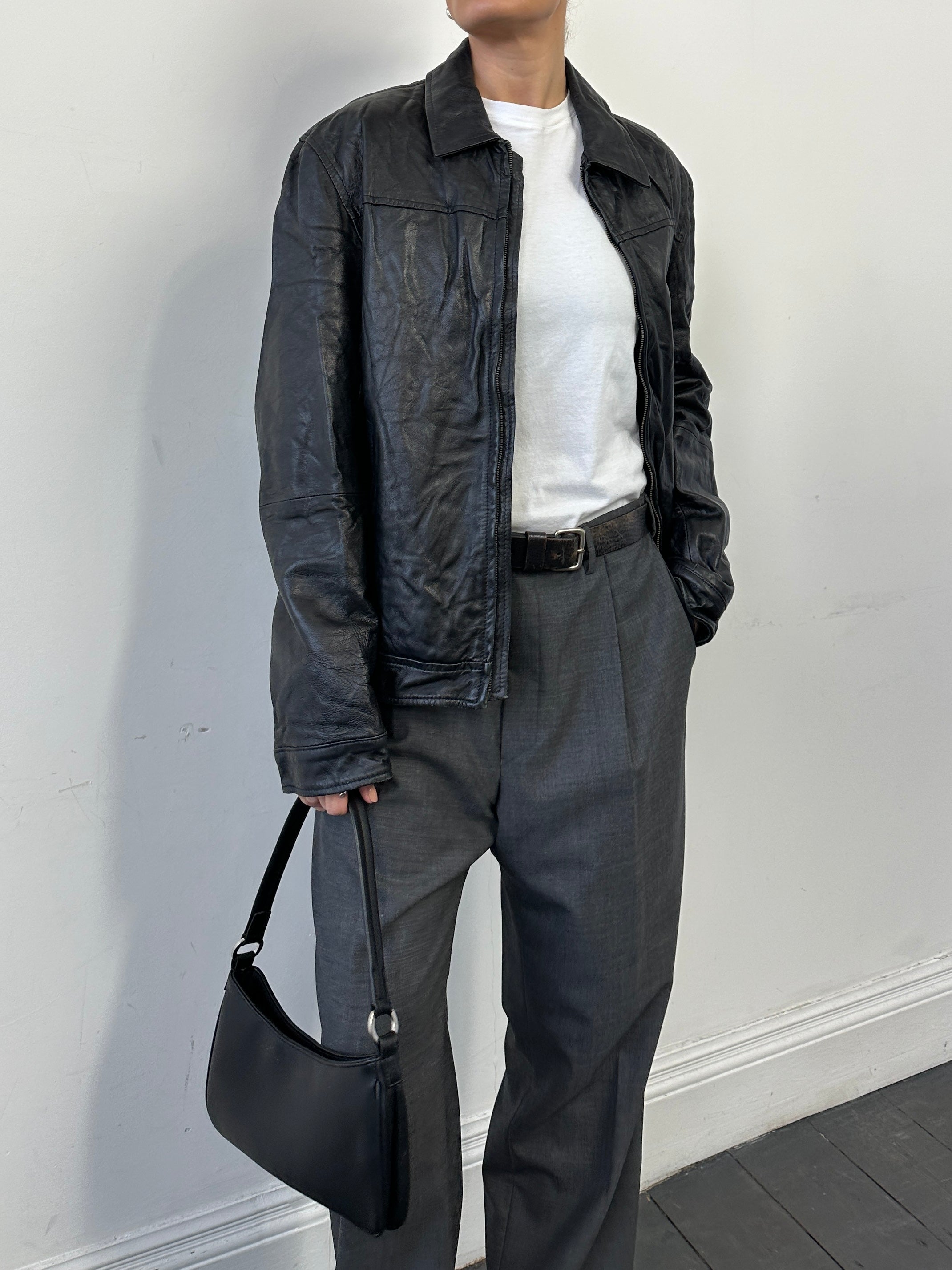 Vintage leather zip-up jacket in size M, stylish and classic men's leather jacket with a vintage design and leather finish.