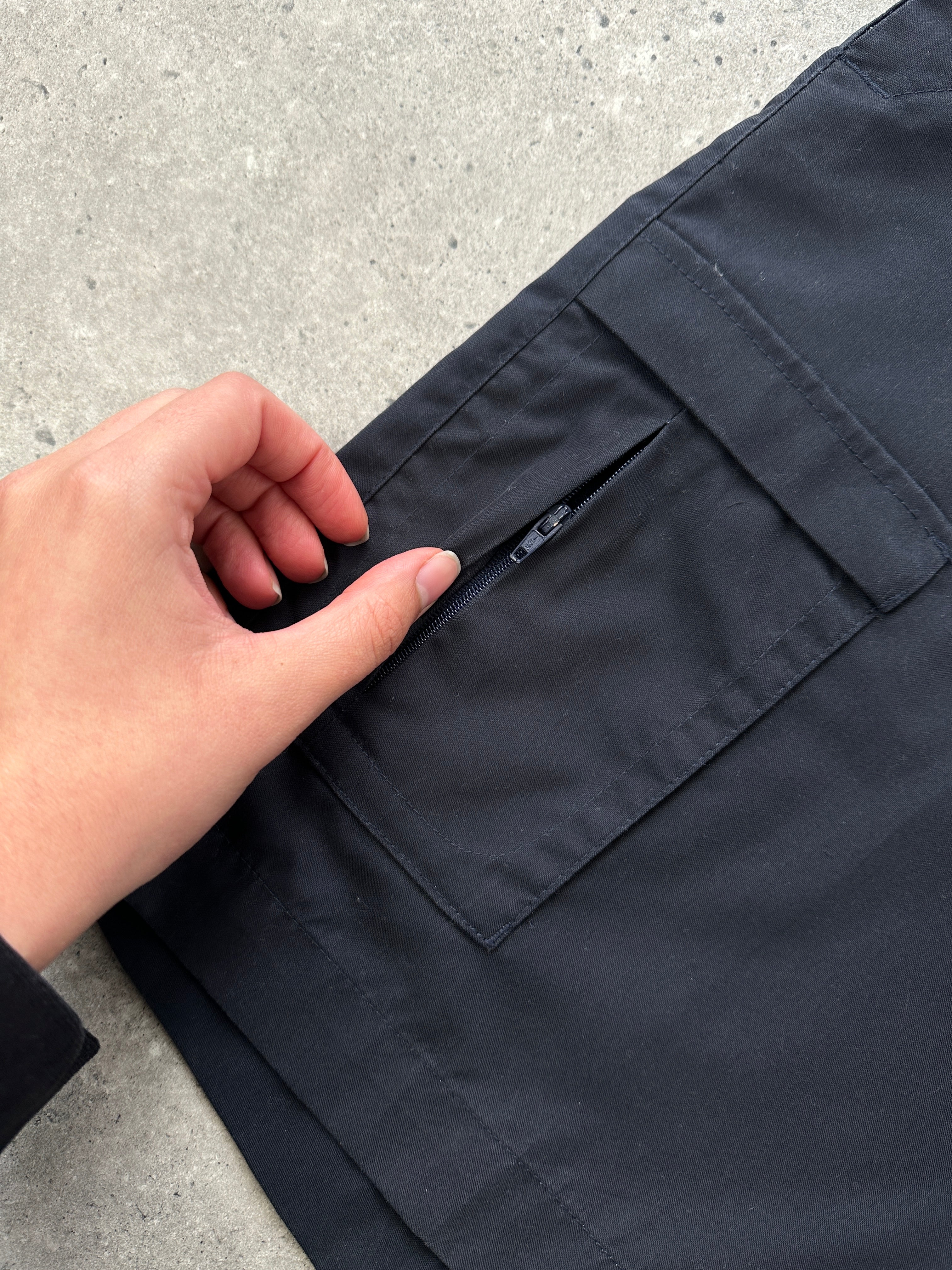 Vintage loose fit relaxed shorts in size W32/34 with a vintage style, featuring a casual, comfortable design.