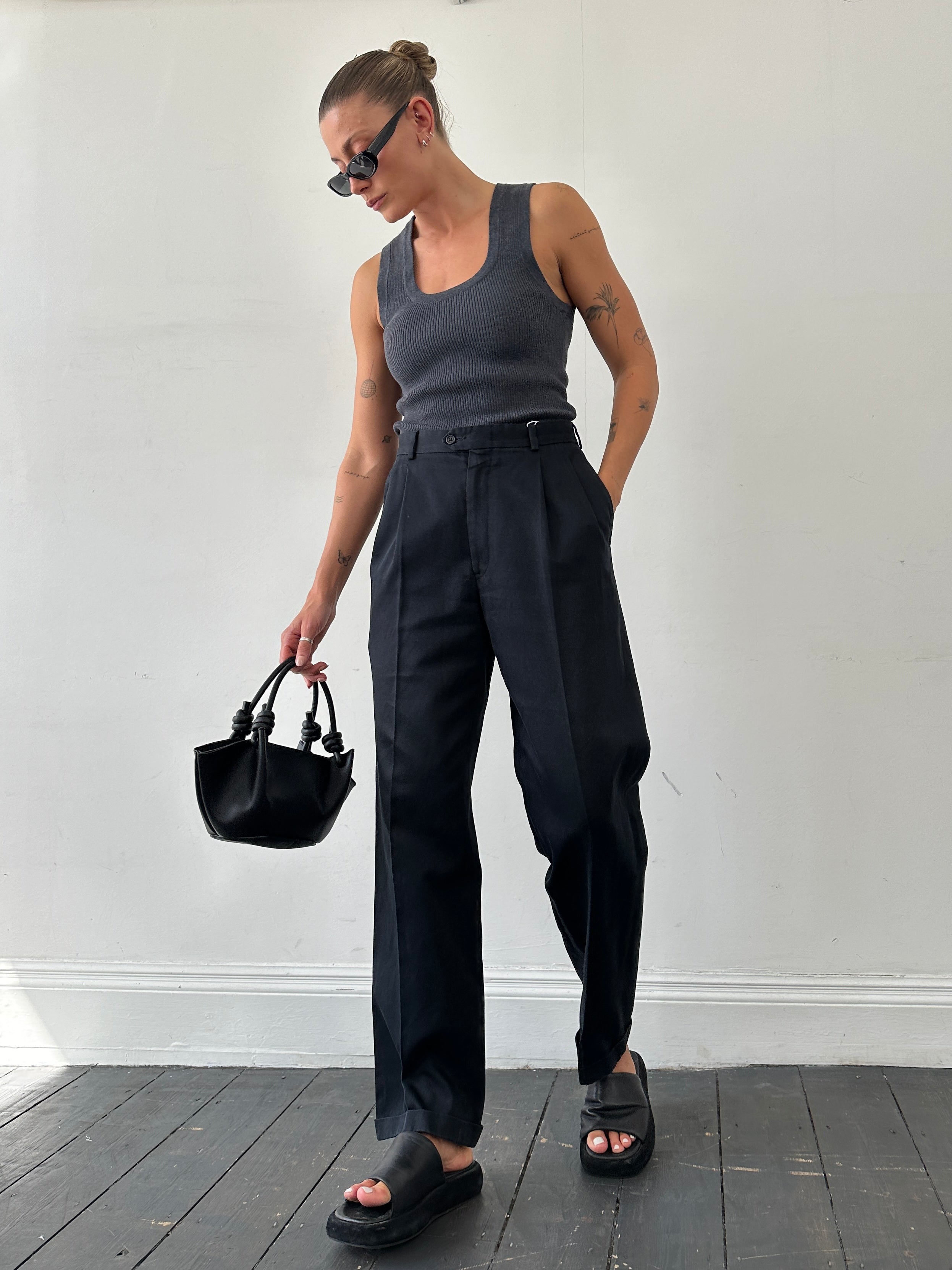 Vintage brand high waisted pleated Pima cotton trousers in size W32, shown on a model with a relaxed fit and classic design.