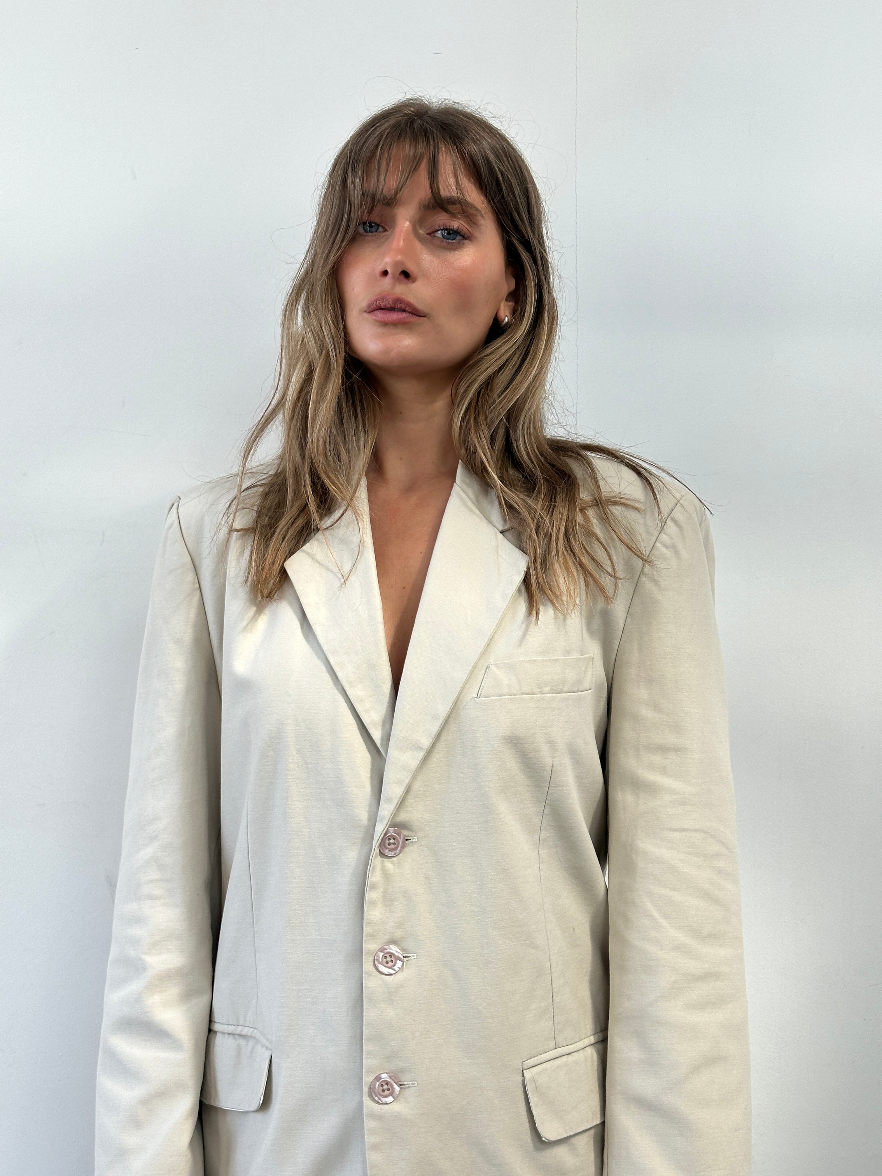 Vintage cotton single-breasted blazer in size L, featuring classic tailored design and button closure, styled for a polished look.