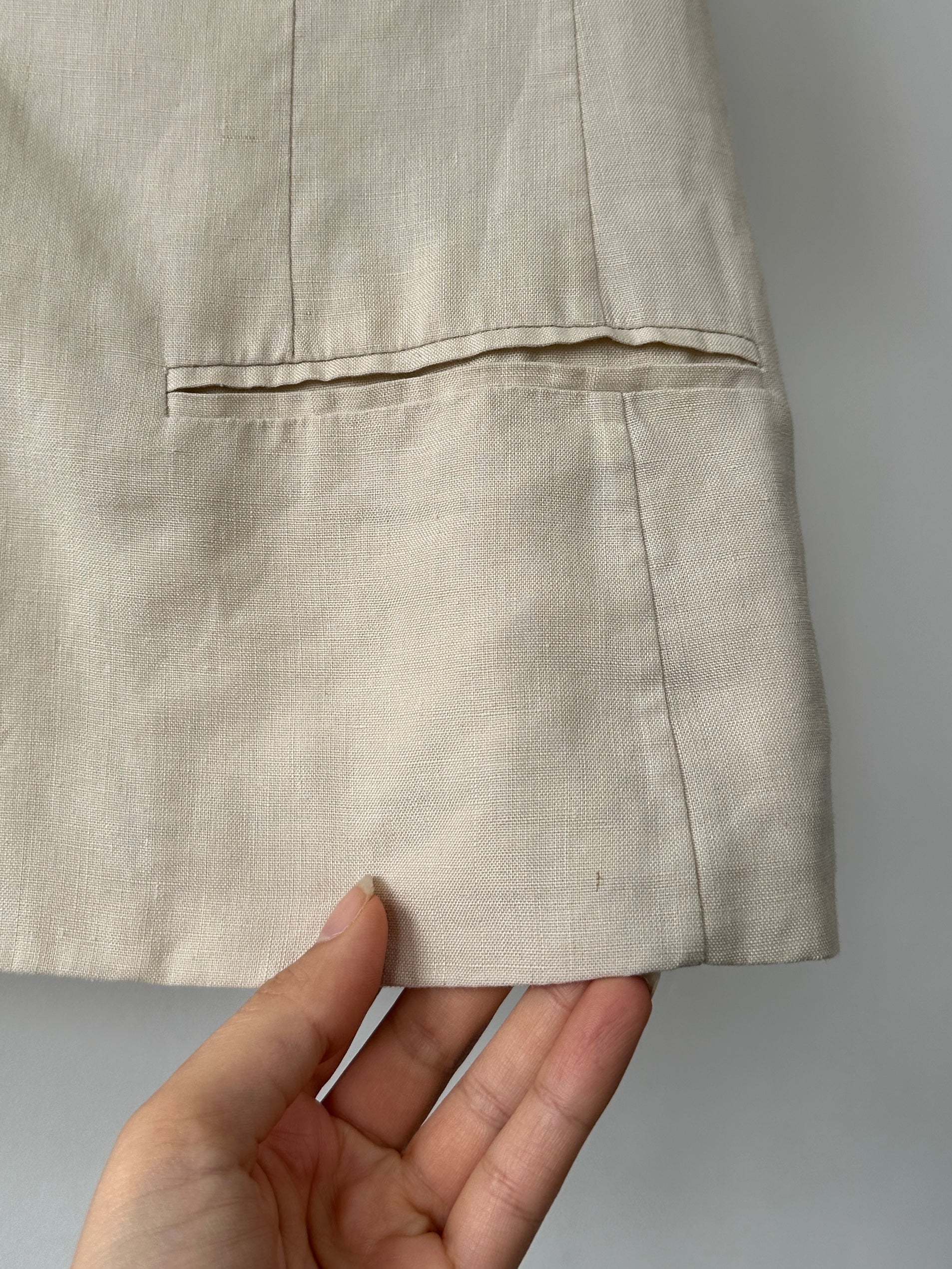 Max Mara pure linen short sleeve blazer in light fabric, shown in a natural pose, size S/M, with structured design and classic collar.