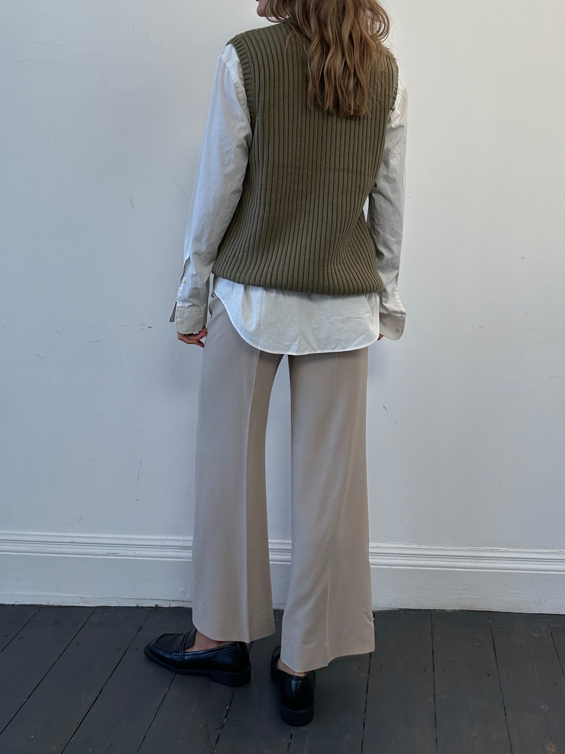 Vintage brand ribbed knit sleeveless vest jumper in size large, featuring a classic vintage design and textured fabric.