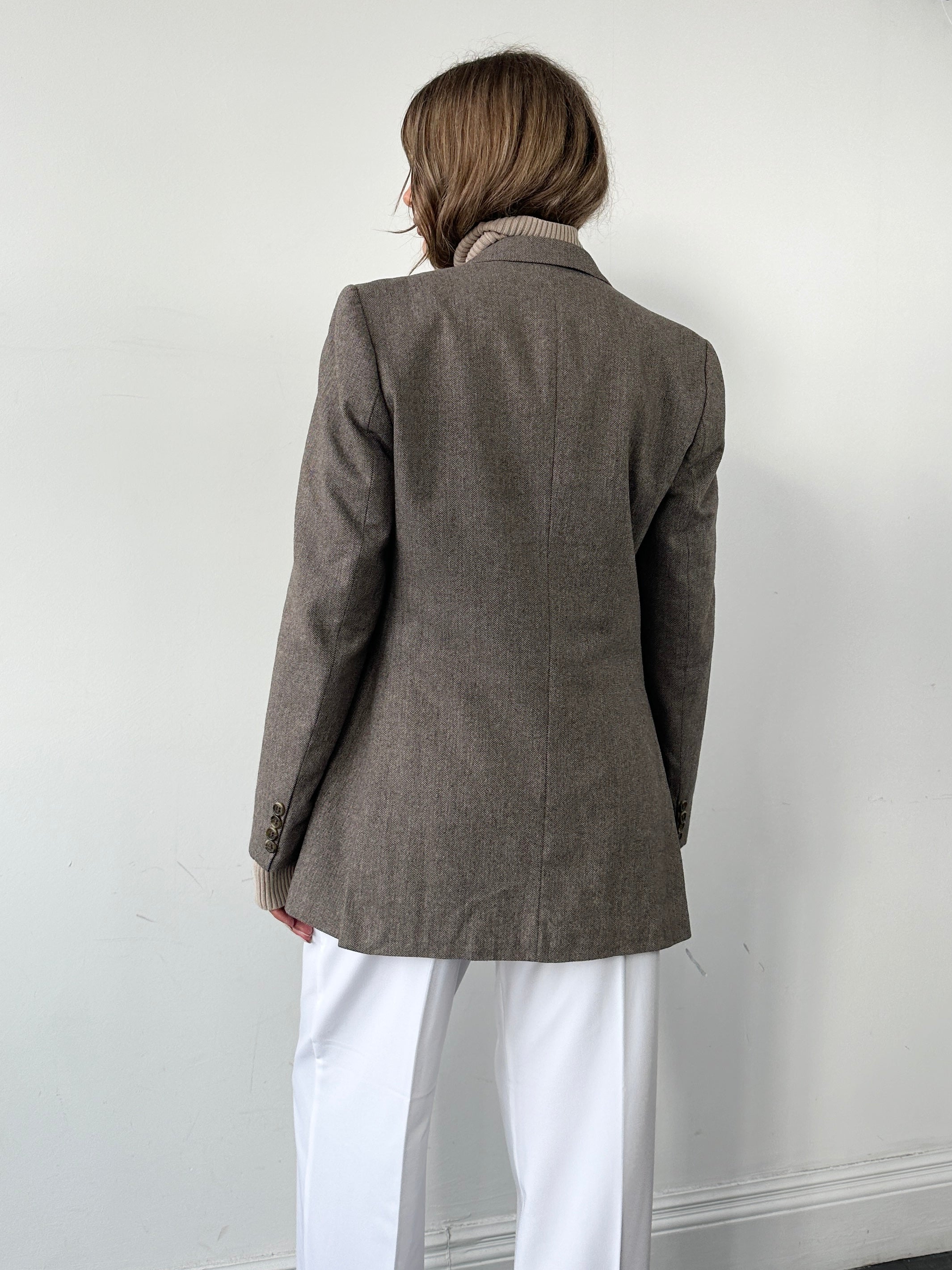 Vintage herringbone blazer in size 40/M, tailored fit with classic pattern, shown on a hanger with detailed fabric texture.
