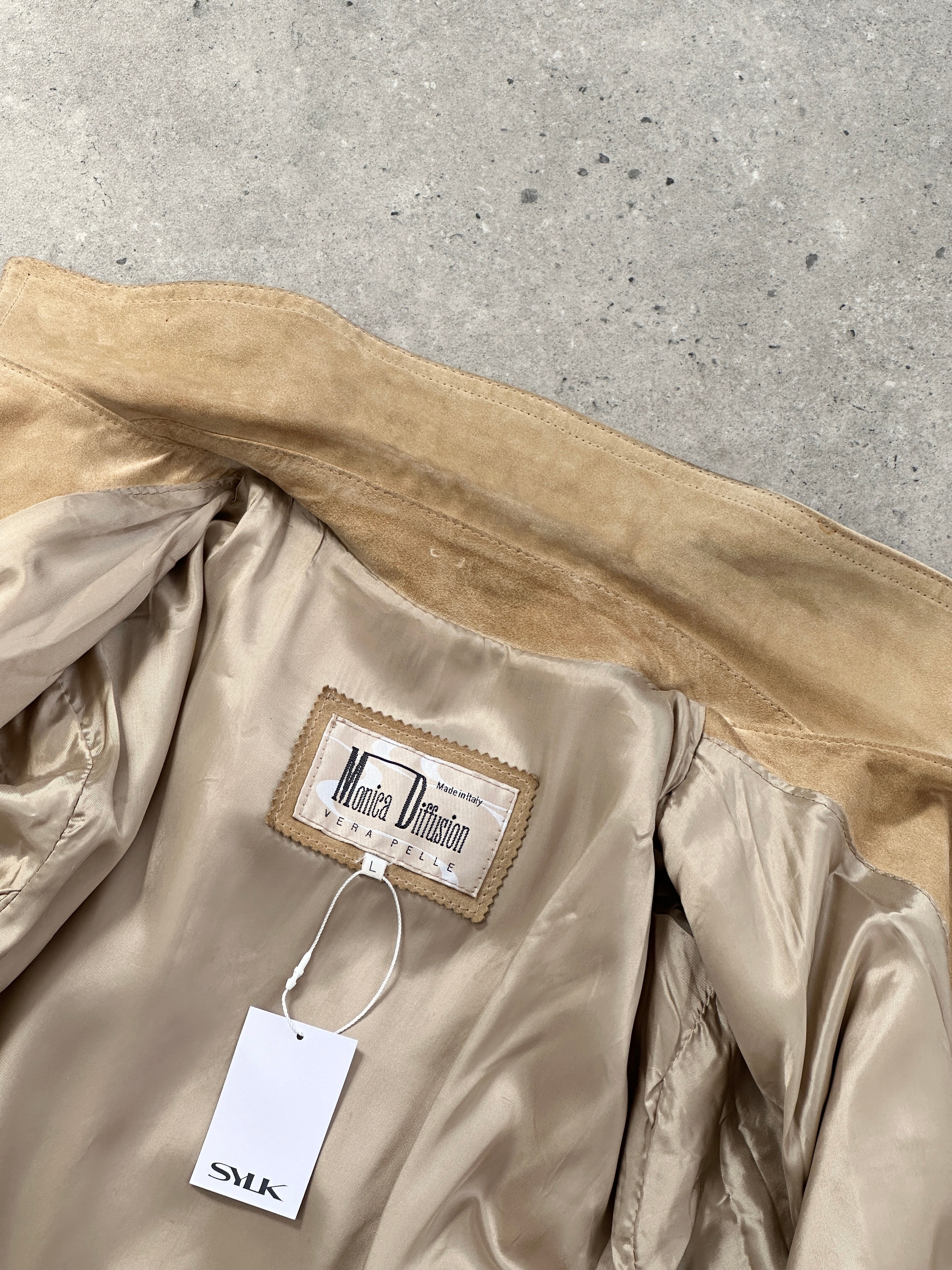 Vintage boxy suede jacket in tan with wide collar and long sleeves, size large to extra large, casual retro fashion piece.