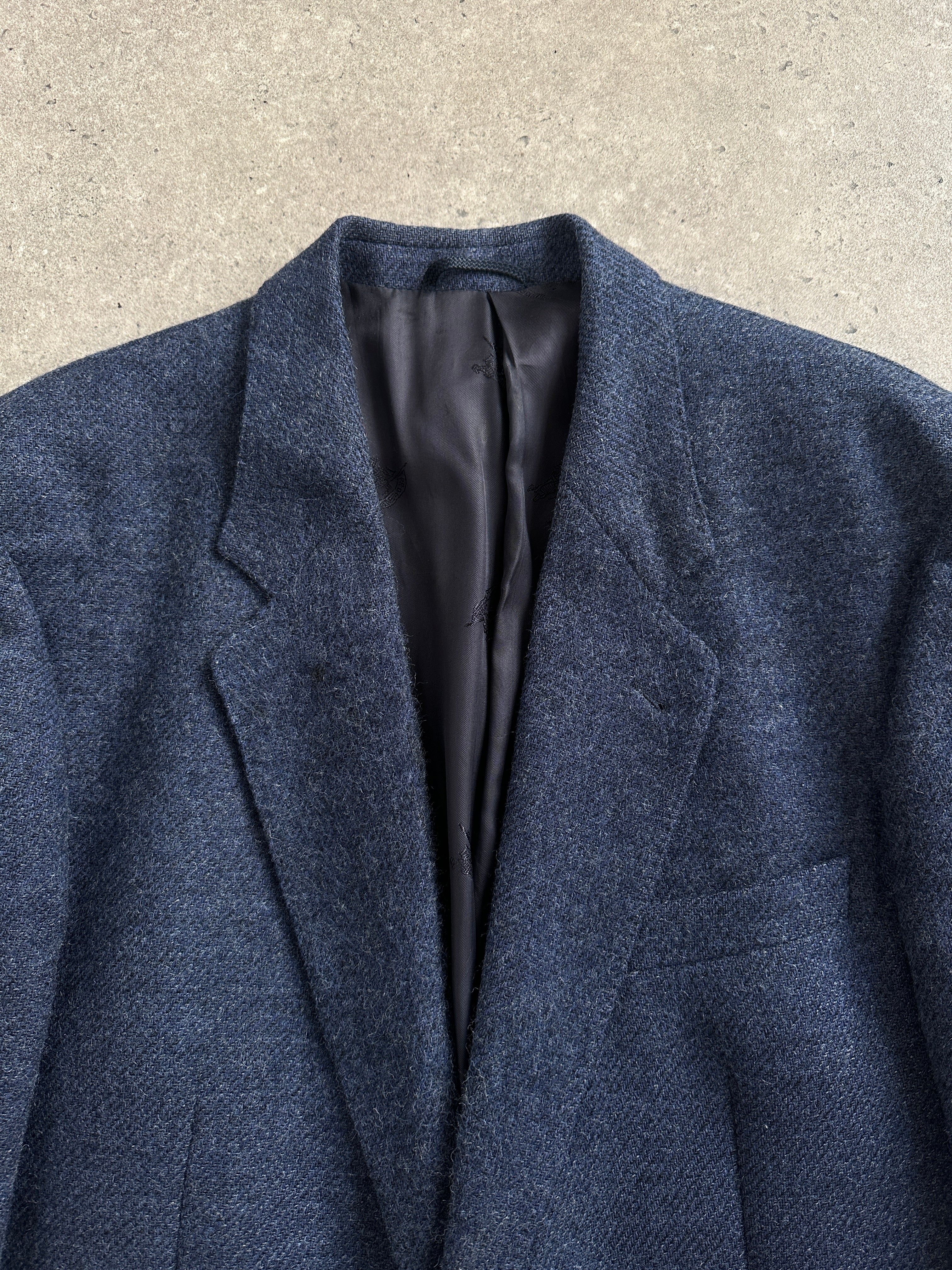 Burberry 1990s pure brushed wool blazer in size 44R/XL, tailored fit with classic plaid pattern and structured lapels.