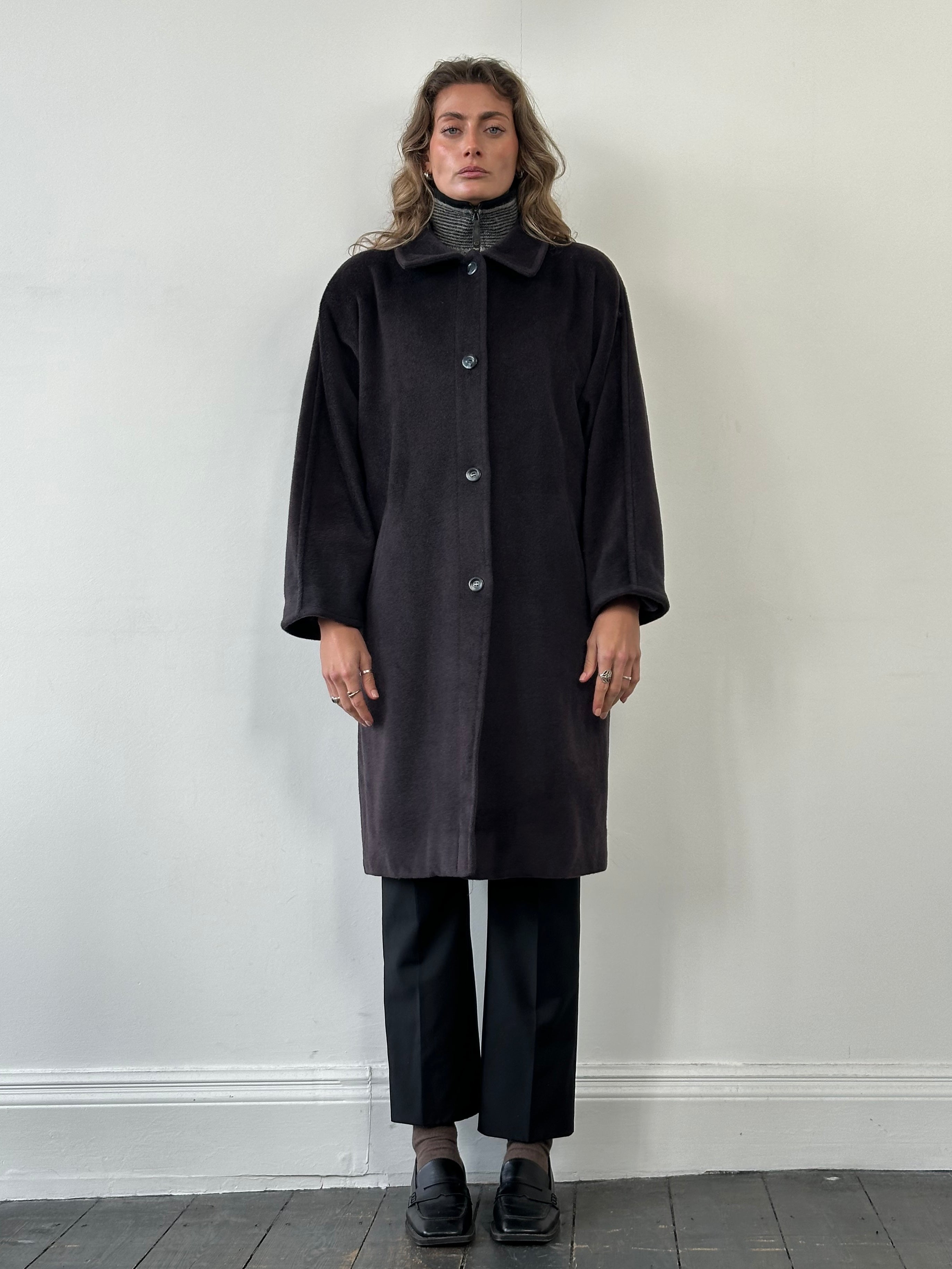 Max Mara wool and cashmere single-breasted coat in size L, showcasing a classic tailored design with lapel collar.