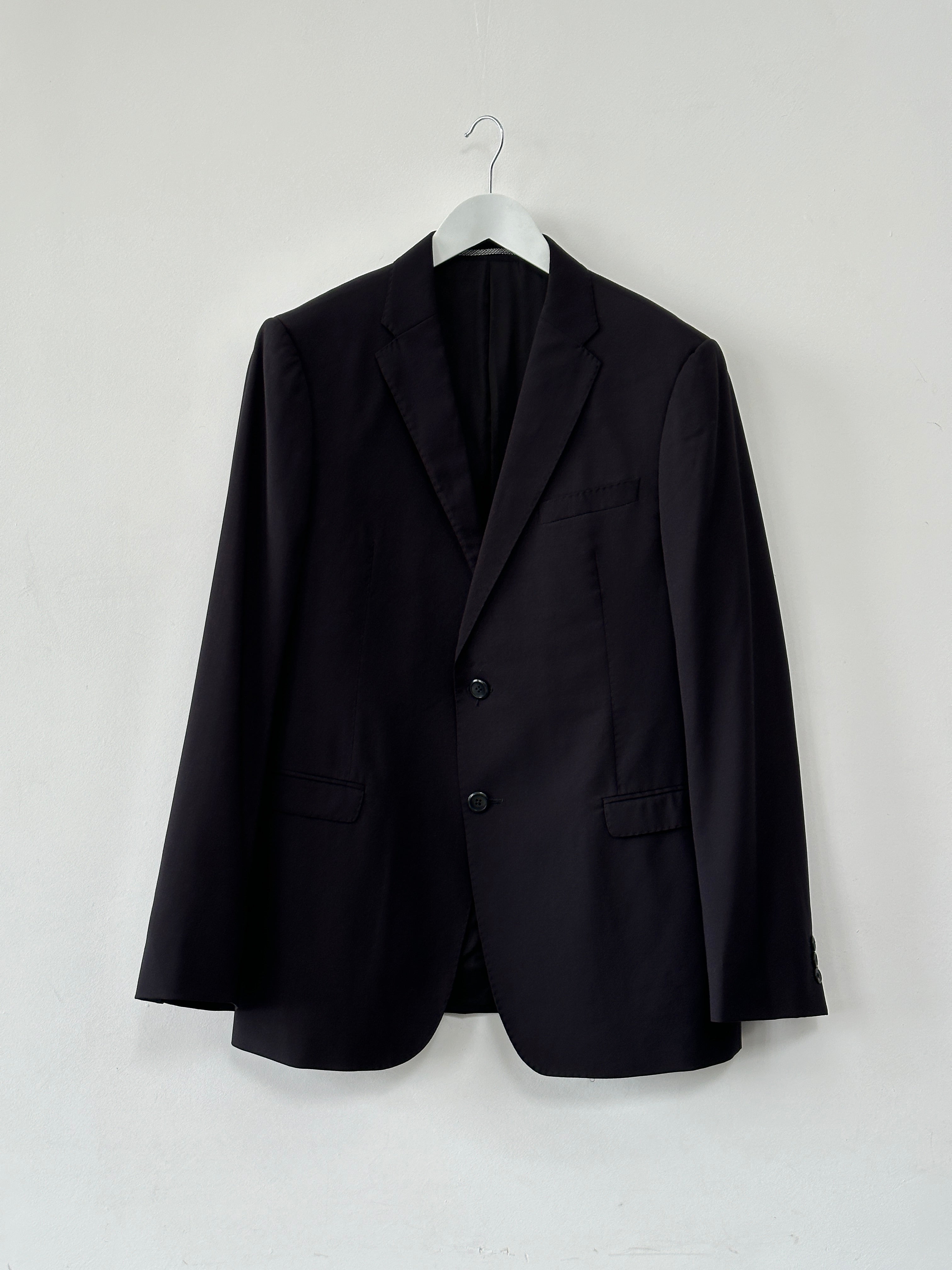 Armani Collezioni pure wool single-breasted blazer in size 42R/L, tailored fit, classic style, dark navy color, detailed stitching