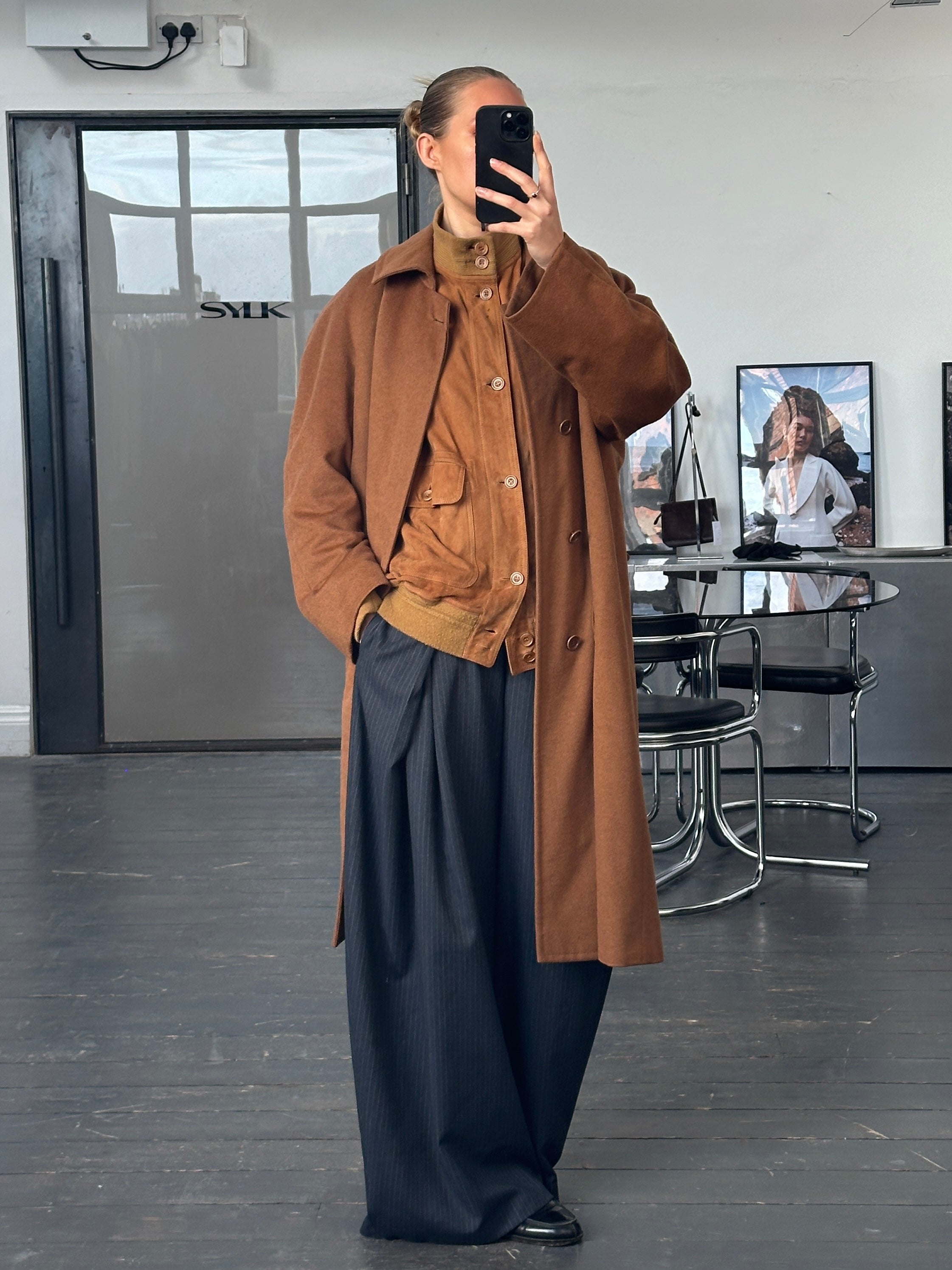 Vintage Italian 1970s pure cashmere coat with concealed placket in XL, featuring classic design and soft, luxurious fabric.